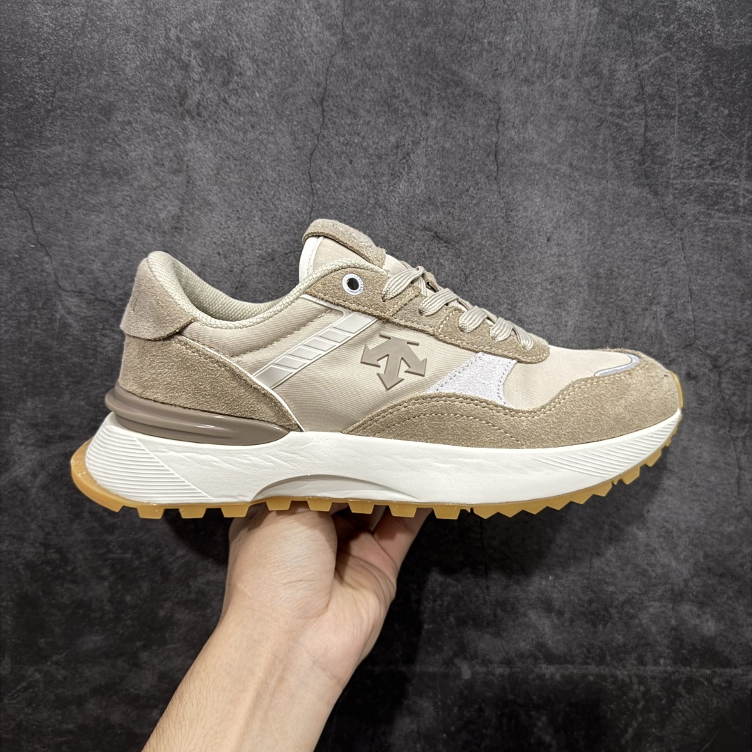 【纯原版】DESCENTE DUALIS 迪桑特都市通勤时尚防滑低帮生活休闲鞋 DESCENTE（迪桑特）创立于1935年，品牌名取自法语词汇，意为“滑降”。品牌箭头标识代表滑雪的三种技术“高速直线滑行”、“穿越”和“侧滑”，也寓意品牌在打造高端专业运动产品中不断追求完美的创新精神，致力于成为中国高端专业滑雪、综训、女子、铁人三项、高尔夫的第一品牌。 尺码：36 36.5 37 38 38.5 39 40 40.5 41 42 42.5 43 44 44.5 45-选品中心