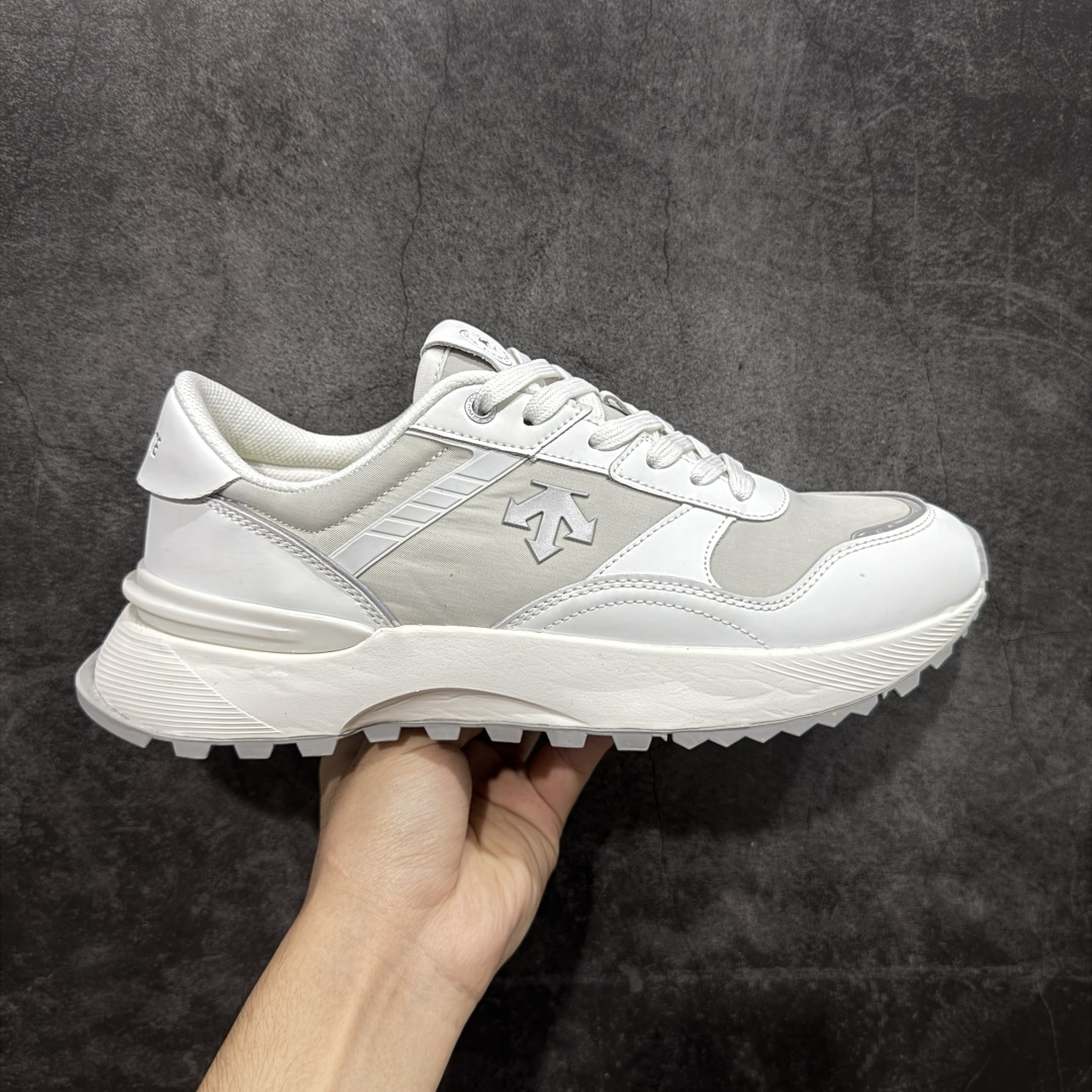 【纯原版】DESCENTE DUALIS 迪桑特都市通勤时尚防滑低帮生活休闲鞋 DESCENTE（迪桑特）创立于1935年，品牌名取自法语词汇，意为“滑降”。品牌箭头标识代表滑雪的三种技术“高速直线滑行”、“穿越”和“侧滑”，也寓意品牌在打造高端专业运动产品中不断追求完美的创新精神，致力于成为中国高端专业滑雪、综训、女子、铁人三项、高尔夫的第一品牌。 尺码：36 36.5 37 38 38.5 39 40 40.5 41 42 42.5 43 44 44.5 45-选品中心