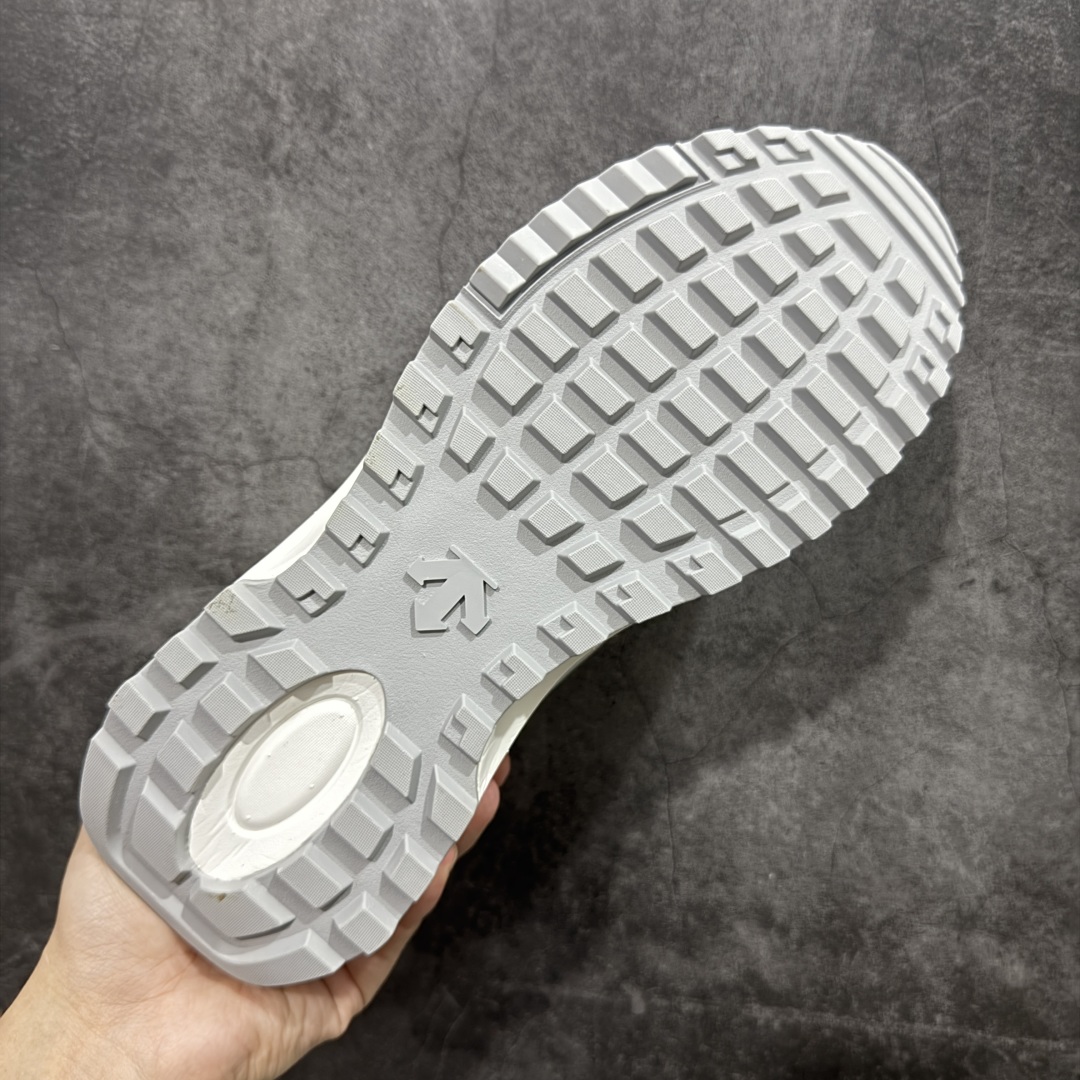 图片[9]-【纯原版】DESCENTE DUALIS 迪桑特都市通勤时尚防滑低帮生活休闲鞋 DESCENTE（迪桑特）创立于1935年，品牌名取自法语词汇，意为“滑降”。品牌箭头标识代表滑雪的三种技术“高速直线滑行”、“穿越”和“侧滑”，也寓意品牌在打造高端专业运动产品中不断追求完美的创新精神，致力于成为中国高端专业滑雪、综训、女子、铁人三项、高尔夫的第一品牌。 尺码：36 36.5 37 38 38.5 39 40 40.5 41 42 42.5 43 44 44.5 45-选品中心