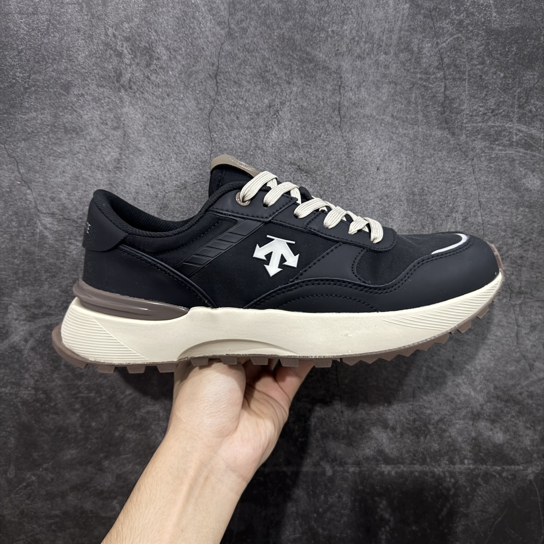 【纯原版】DESCENTE DUALIS 迪桑特都市通勤时尚防滑低帮生活休闲鞋 DESCENTE（迪桑特）创立于1935年，品牌名取自法语词汇，意为“滑降”。品牌箭头标识代表滑雪的三种技术“高速直线滑行”、“穿越”和“侧滑”，也寓意品牌在打造高端专业运动产品中不断追求完美的创新精神，致力于成为中国高端专业滑雪、综训、女子、铁人三项、高尔夫的第一品牌。 尺码：36 36.5 37 38 38.5 39 40 40.5 41 42 42.5 43 44 44.5 45-选品中心