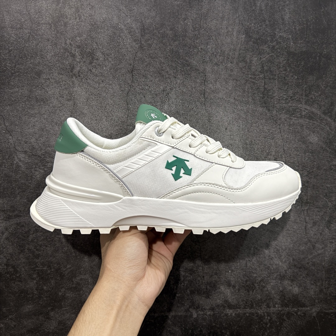 【纯原版】DESCENTE DUALIS 迪桑特都市通勤时尚防滑低帮生活休闲鞋 DESCENTE（迪桑特）创立于1935年，品牌名取自法语词汇，意为“滑降”。品牌箭头标识代表滑雪的三种技术“高速直线滑行”、“穿越”和“侧滑”，也寓意品牌在打造高端专业运动产品中不断追求完美的创新精神，致力于成为中国高端专业滑雪、综训、女子、铁人三项、高尔夫的第一品牌。 尺码：36 36.5 37 38 38.5 39 40 40.5 41 42 42.5 43 44 44.5 45-选品中心