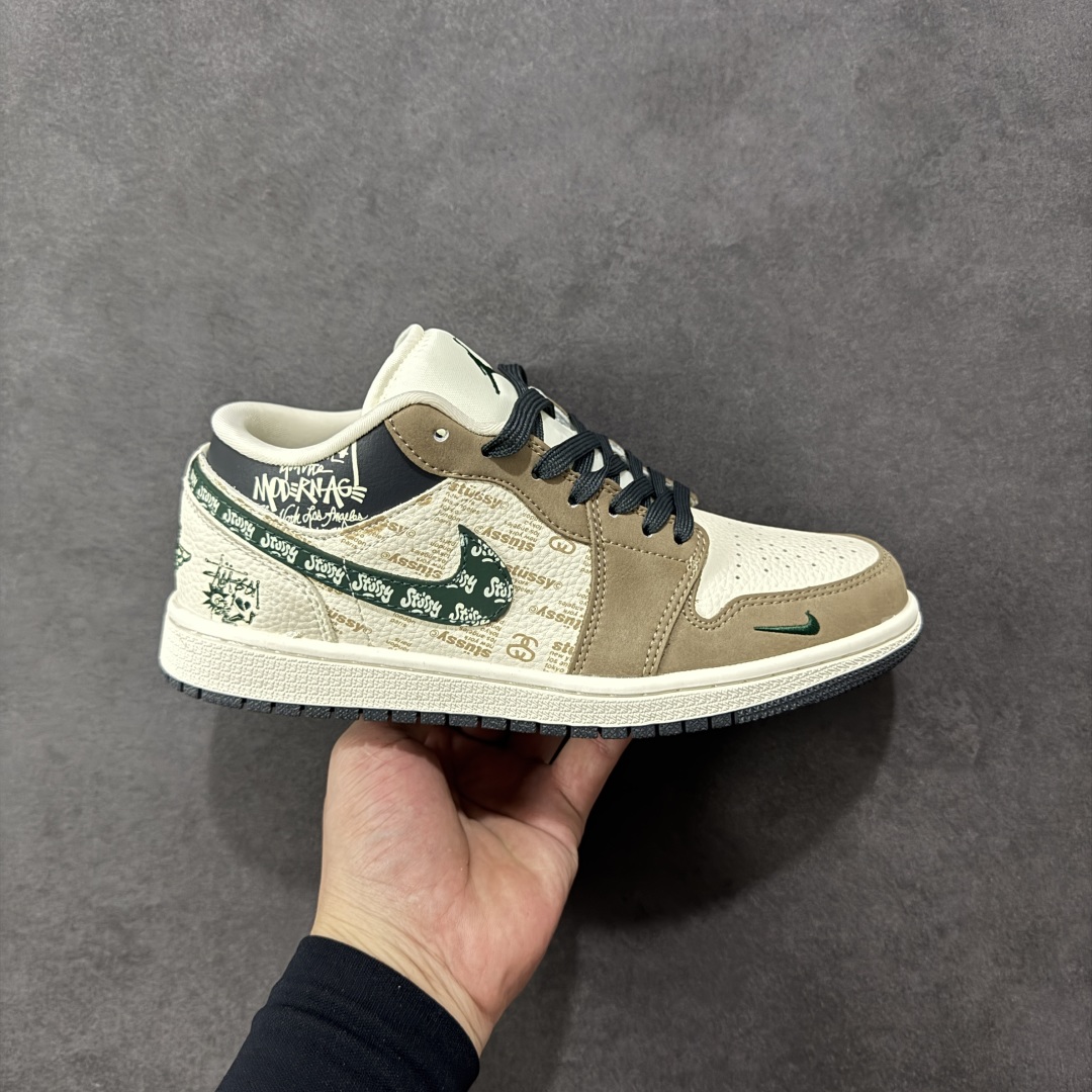 【定制版】Air Jordan 1 Low AJ1 乔1 “斯图西联名---米白棕绿”高端定制 低帮复古篮球鞋 #定制鞋盒 大厂纯原品质出货 超高清洁度 皮料切割干净无任何毛边 细节完美 货号：QD1988-007 尺码：36 36.5 37.5 38 38.5 39 40 40.5 41 42 42.5 43 44 44.5 45 编码：HXSB330340-选品中心