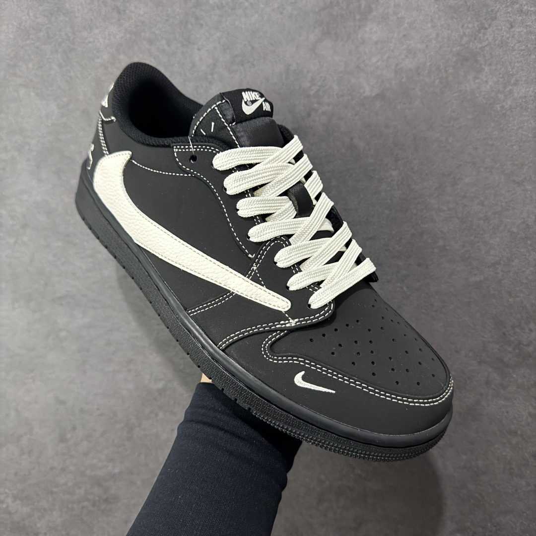 图片[3]-【定制版】ACW x Travis Scott x Air Jordan 1 Low ACW x AJ1 低帮 黑白倒钩 AJ1 乔丹1代 aj1 乔1 低邦 黑白倒勾联名 乔丹篮球鞋系列 鞋款整体以米黑色为底搭配黑色框架覆盖层，标志性的反钩Swoosh Logo采用白色呈现，内侧也辅以白色Swoosh Logo点缀，鞋舌等多处TS标志性元素均得以保留；鞋舌上以Nike Swoosh Logo呈现，鞋头处迷你Swoosh Logo采用白色妆点，后跟的Jack厂牌标志以及Wings Logo均以白色缝线打造，后跟侧下方印有ACW字样，彰显联名身份；最后以黑色中底搭配同色橡胶外底完善整体设计收尾。 货号：AC1808-191 尺码：36 36.5 37.5 38 38.5 39 40 40.5 41 42 42.5 43 44 44.5 45 编码：HXSB330340-选品中心