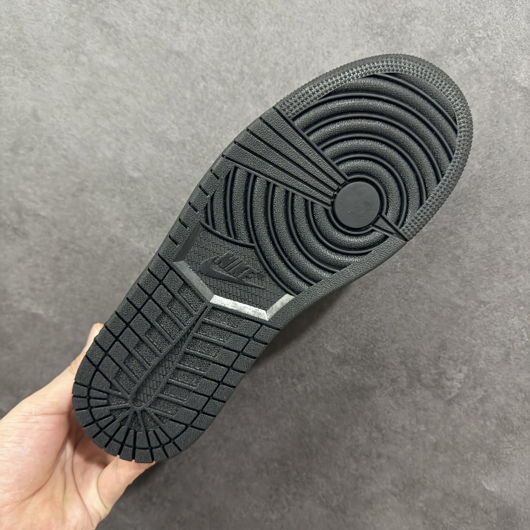 图片[9]-【定制版】ACW x Travis Scott x Air Jordan 1 Low ACW x AJ1 低帮 黑白倒钩 AJ1 乔丹1代 aj1 乔1 低邦 黑白倒勾联名 乔丹篮球鞋系列 鞋款整体以米黑色为底搭配黑色框架覆盖层，标志性的反钩Swoosh Logo采用白色呈现，内侧也辅以白色Swoosh Logo点缀，鞋舌等多处TS标志性元素均得以保留；鞋舌上以Nike Swoosh Logo呈现，鞋头处迷你Swoosh Logo采用白色妆点，后跟的Jack厂牌标志以及Wings Logo均以白色缝线打造，后跟侧下方印有ACW字样，彰显联名身份；最后以黑色中底搭配同色橡胶外底完善整体设计收尾。 货号：AC1808-191 尺码：36 36.5 37.5 38 38.5 39 40 40.5 41 42 42.5 43 44 44.5 45 编码：HXSB330340-选品中心