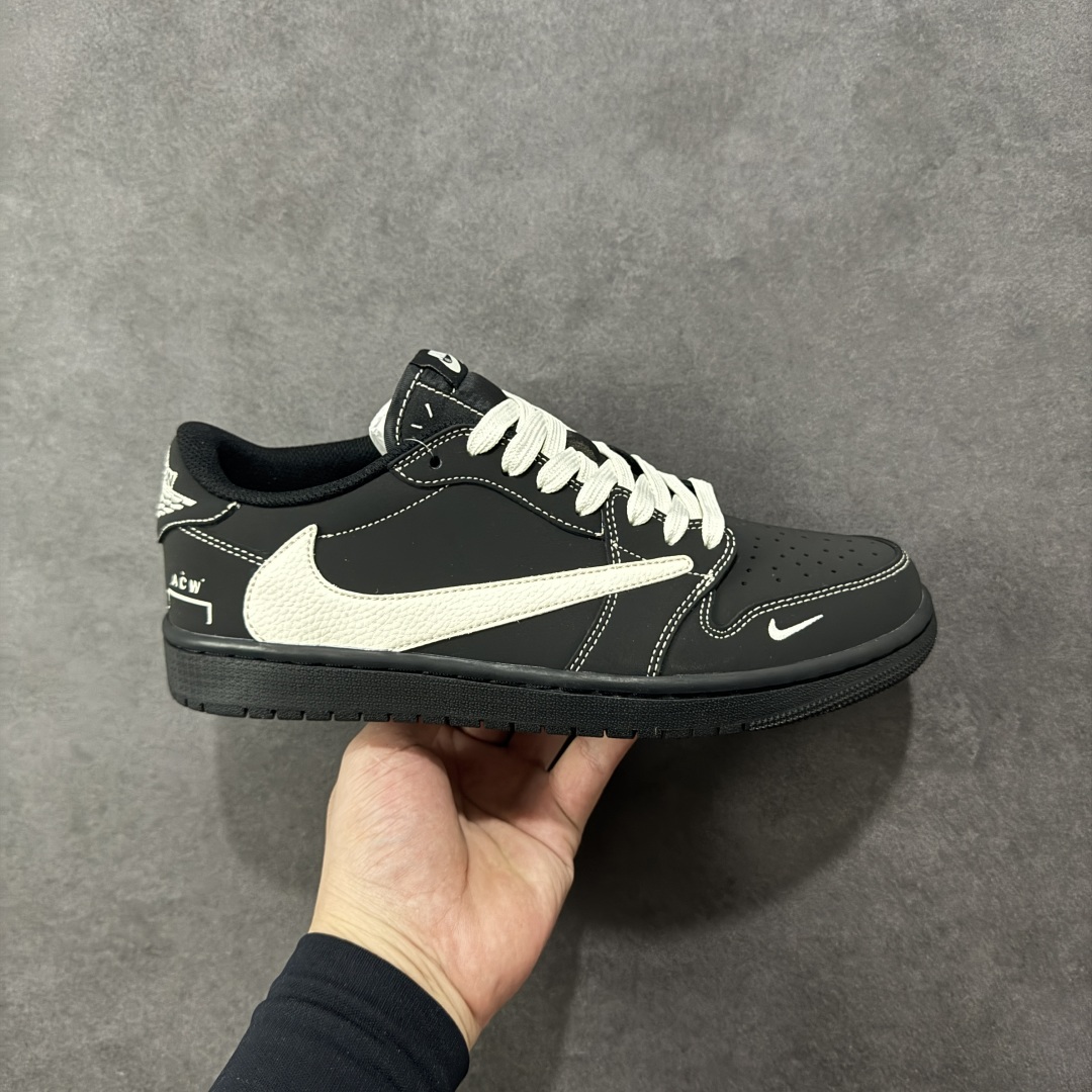 【定制版】ACW x Travis Scott x Air Jordan 1 Low ACW x AJ1 低帮 黑白倒钩 AJ1 乔丹1代 aj1 乔1 低邦 黑白倒勾联名 乔丹篮球鞋系列 鞋款整体以米黑色为底搭配黑色框架覆盖层，标志性的反钩Swoosh Logo采用白色呈现，内侧也辅以白色Swoosh Logo点缀，鞋舌等多处TS标志性元素均得以保留；鞋舌上以Nike Swoosh Logo呈现，鞋头处迷你Swoosh Logo采用白色妆点，后跟的Jack厂牌标志以及Wings Logo均以白色缝线打造，后跟侧下方印有ACW字样，彰显联名身份；最后以黑色中底搭配同色橡胶外底完善整体设计收尾。 货号：AC1808-191 尺码：36 36.5 37.5 38 38.5 39 40 40.5 41 42 42.5 43 44 44.5 45 编码：HXSB330340-选品中心