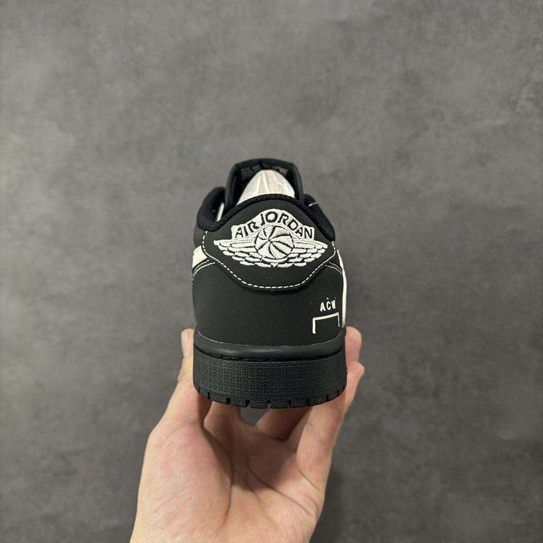 图片[4]-【定制版】ACW x Travis Scott x Air Jordan 1 Low ACW x AJ1 低帮 黑白倒钩 AJ1 乔丹1代 aj1 乔1 低邦 黑白倒勾联名 乔丹篮球鞋系列 鞋款整体以米黑色为底搭配黑色框架覆盖层，标志性的反钩Swoosh Logo采用白色呈现，内侧也辅以白色Swoosh Logo点缀，鞋舌等多处TS标志性元素均得以保留；鞋舌上以Nike Swoosh Logo呈现，鞋头处迷你Swoosh Logo采用白色妆点，后跟的Jack厂牌标志以及Wings Logo均以白色缝线打造，后跟侧下方印有ACW字样，彰显联名身份；最后以黑色中底搭配同色橡胶外底完善整体设计收尾。 货号：AC1808-191 尺码：36 36.5 37.5 38 38.5 39 40 40.5 41 42 42.5 43 44 44.5 45 编码：HXSB330340-选品中心