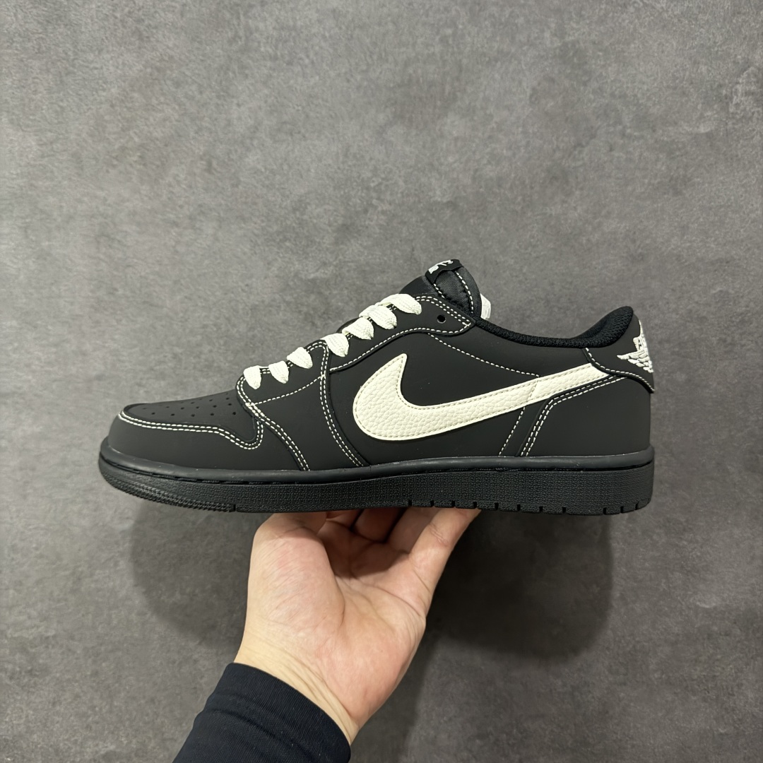 图片[2]-【定制版】ACW x Travis Scott x Air Jordan 1 Low ACW x AJ1 低帮 黑白倒钩 AJ1 乔丹1代 aj1 乔1 低邦 黑白倒勾联名 乔丹篮球鞋系列 鞋款整体以米黑色为底搭配黑色框架覆盖层，标志性的反钩Swoosh Logo采用白色呈现，内侧也辅以白色Swoosh Logo点缀，鞋舌等多处TS标志性元素均得以保留；鞋舌上以Nike Swoosh Logo呈现，鞋头处迷你Swoosh Logo采用白色妆点，后跟的Jack厂牌标志以及Wings Logo均以白色缝线打造，后跟侧下方印有ACW字样，彰显联名身份；最后以黑色中底搭配同色橡胶外底完善整体设计收尾。 货号：AC1808-191 尺码：36 36.5 37.5 38 38.5 39 40 40.5 41 42 42.5 43 44 44.5 45 编码：HXSB330340-选品中心