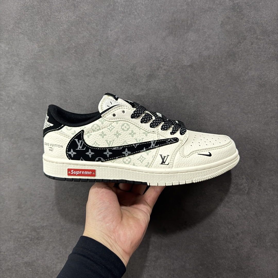 【定制版】Louis Vuitton x Supreme x Travis Scott x Air Jordan 1 Low 路易威登LV x Sup x AJ1 低帮 三方联名 米白黑倒钩 AJ1 乔丹1代 aj1 乔1 低邦 米白黑倒勾联名 乔丹篮球鞋系列 鞋款整体以米白色为底搭配米白色框架覆盖层，标志性的反钩Swoosh Logo采用黑色呈现，内侧也辅以黑色Swoosh Logo点缀，鞋舌等多处TS标志性元素均得以保留；鞋舌绣标上以LV及Louisu字样呈现，鞋头处LV字样及Swoosh Logo采用蓝色妆点，后跟的Jack厂牌标志以及Wings Logo均采用白色缝线打造，后跟侧下方印有LV字样，中底带有红色铭牌Supreme，彰显联名身份；最后以米白色中底搭配白黑双色橡胶外底完善整体设计收尾。 货号：CX5050-Y27 尺码：36 36.5 37.5 38 38.5 39 40 40.5 41 42 42.5 43 44 44.5 45 编码：HXSB330340-选品中心