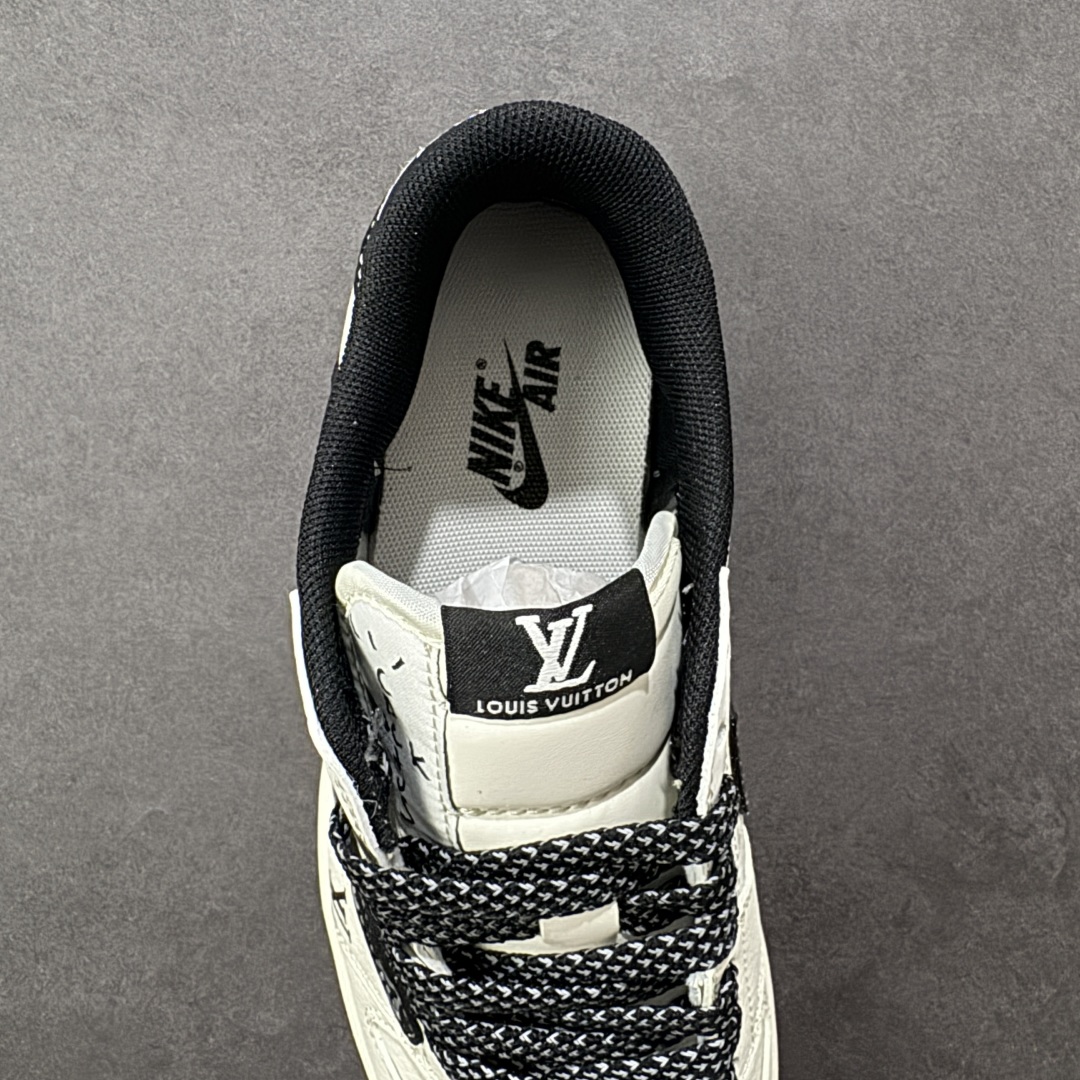 图片[7]-【定制版】Louis Vuitton x Supreme x Travis Scott x Air Jordan 1 Low 路易威登LV x Sup x AJ1 低帮 三方联名 米白黑倒钩 AJ1 乔丹1代 aj1 乔1 低邦 米白黑倒勾联名 乔丹篮球鞋系列 鞋款整体以米白色为底搭配米白色框架覆盖层，标志性的反钩Swoosh Logo采用黑色呈现，内侧也辅以黑色Swoosh Logo点缀，鞋舌等多处TS标志性元素均得以保留；鞋舌绣标上以LV及Louisu字样呈现，鞋头处LV字样及Swoosh Logo采用蓝色妆点，后跟的Jack厂牌标志以及Wings Logo均采用白色缝线打造，后跟侧下方印有LV字样，中底带有红色铭牌Supreme，彰显联名身份；最后以米白色中底搭配白黑双色橡胶外底完善整体设计收尾。 货号：CX5050-Y27 尺码：36 36.5 37.5 38 38.5 39 40 40.5 41 42 42.5 43 44 44.5 45 编码：HXSB330340-选品中心