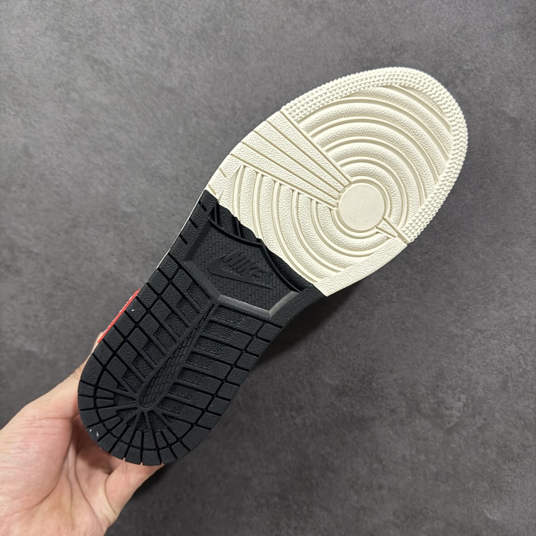 图片[9]-【定制版】Louis Vuitton x Supreme x Travis Scott x Air Jordan 1 Low 路易威登LV x Sup x AJ1 低帮 三方联名 米白黑倒钩 AJ1 乔丹1代 aj1 乔1 低邦 米白黑倒勾联名 乔丹篮球鞋系列 鞋款整体以米白色为底搭配米白色框架覆盖层，标志性的反钩Swoosh Logo采用黑色呈现，内侧也辅以黑色Swoosh Logo点缀，鞋舌等多处TS标志性元素均得以保留；鞋舌绣标上以LV及Louisu字样呈现，鞋头处LV字样及Swoosh Logo采用蓝色妆点，后跟的Jack厂牌标志以及Wings Logo均采用白色缝线打造，后跟侧下方印有LV字样，中底带有红色铭牌Supreme，彰显联名身份；最后以米白色中底搭配白黑双色橡胶外底完善整体设计收尾。 货号：CX5050-Y27 尺码：36 36.5 37.5 38 38.5 39 40 40.5 41 42 42.5 43 44 44.5 45 编码：HXSB330340-选品中心