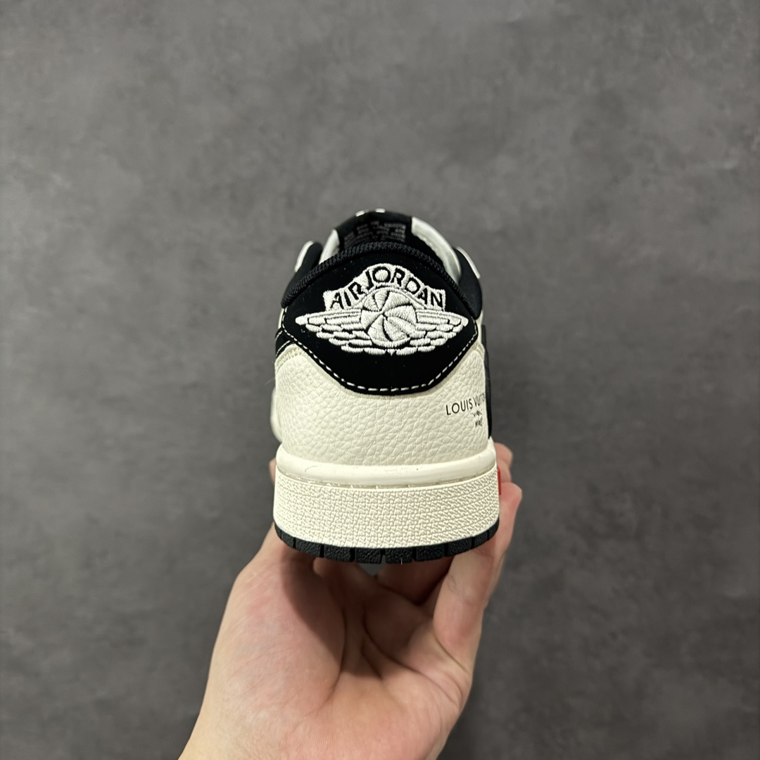 图片[4]-【定制版】Louis Vuitton x Supreme x Travis Scott x Air Jordan 1 Low 路易威登LV x Sup x AJ1 低帮 三方联名 米白黑倒钩 AJ1 乔丹1代 aj1 乔1 低邦 米白黑倒勾联名 乔丹篮球鞋系列 鞋款整体以米白色为底搭配米白色框架覆盖层，标志性的反钩Swoosh Logo采用黑色呈现，内侧也辅以黑色Swoosh Logo点缀，鞋舌等多处TS标志性元素均得以保留；鞋舌绣标上以LV及Louisu字样呈现，鞋头处LV字样及Swoosh Logo采用蓝色妆点，后跟的Jack厂牌标志以及Wings Logo均采用白色缝线打造，后跟侧下方印有LV字样，中底带有红色铭牌Supreme，彰显联名身份；最后以米白色中底搭配白黑双色橡胶外底完善整体设计收尾。 货号：CX5050-Y27 尺码：36 36.5 37.5 38 38.5 39 40 40.5 41 42 42.5 43 44 44.5 45 编码：HXSB330340-选品中心