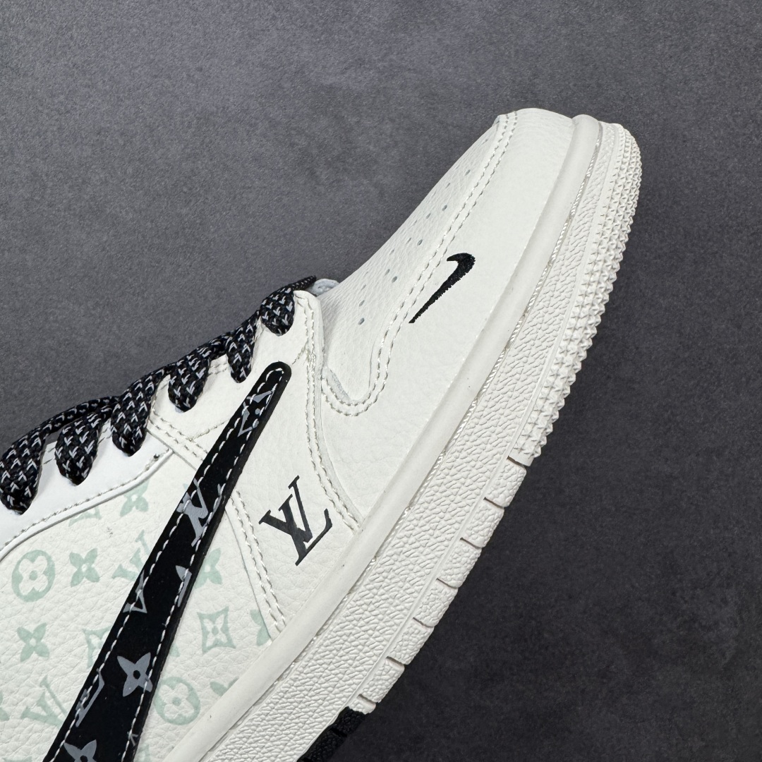 图片[5]-【定制版】Louis Vuitton x Supreme x Travis Scott x Air Jordan 1 Low 路易威登LV x Sup x AJ1 低帮 三方联名 米白黑倒钩 AJ1 乔丹1代 aj1 乔1 低邦 米白黑倒勾联名 乔丹篮球鞋系列 鞋款整体以米白色为底搭配米白色框架覆盖层，标志性的反钩Swoosh Logo采用黑色呈现，内侧也辅以黑色Swoosh Logo点缀，鞋舌等多处TS标志性元素均得以保留；鞋舌绣标上以LV及Louisu字样呈现，鞋头处LV字样及Swoosh Logo采用蓝色妆点，后跟的Jack厂牌标志以及Wings Logo均采用白色缝线打造，后跟侧下方印有LV字样，中底带有红色铭牌Supreme，彰显联名身份；最后以米白色中底搭配白黑双色橡胶外底完善整体设计收尾。 货号：CX5050-Y27 尺码：36 36.5 37.5 38 38.5 39 40 40.5 41 42 42.5 43 44 44.5 45 编码：HXSB330340-选品中心