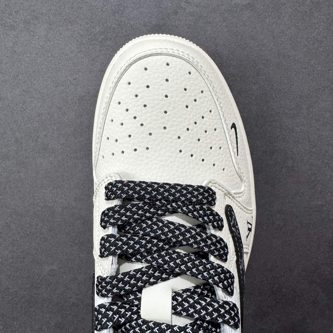 图片[8]-【定制版】Louis Vuitton x Supreme x Travis Scott x Air Jordan 1 Low 路易威登LV x Sup x AJ1 低帮 三方联名 米白黑倒钩 AJ1 乔丹1代 aj1 乔1 低邦 米白黑倒勾联名 乔丹篮球鞋系列 鞋款整体以米白色为底搭配米白色框架覆盖层，标志性的反钩Swoosh Logo采用黑色呈现，内侧也辅以黑色Swoosh Logo点缀，鞋舌等多处TS标志性元素均得以保留；鞋舌绣标上以LV及Louisu字样呈现，鞋头处LV字样及Swoosh Logo采用蓝色妆点，后跟的Jack厂牌标志以及Wings Logo均采用白色缝线打造，后跟侧下方印有LV字样，中底带有红色铭牌Supreme，彰显联名身份；最后以米白色中底搭配白黑双色橡胶外底完善整体设计收尾。 货号：CX5050-Y27 尺码：36 36.5 37.5 38 38.5 39 40 40.5 41 42 42.5 43 44 44.5 45 编码：HXSB330340-选品中心