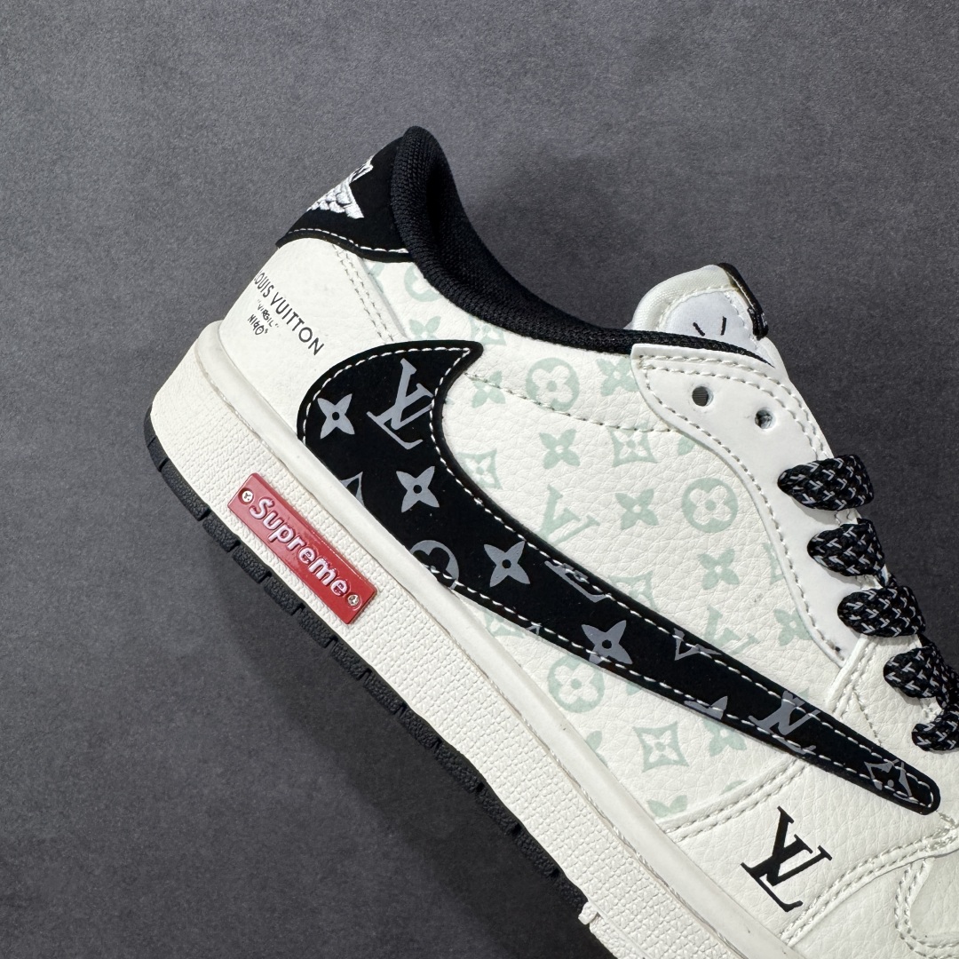 图片[6]-【定制版】Louis Vuitton x Supreme x Travis Scott x Air Jordan 1 Low 路易威登LV x Sup x AJ1 低帮 三方联名 米白黑倒钩 AJ1 乔丹1代 aj1 乔1 低邦 米白黑倒勾联名 乔丹篮球鞋系列 鞋款整体以米白色为底搭配米白色框架覆盖层，标志性的反钩Swoosh Logo采用黑色呈现，内侧也辅以黑色Swoosh Logo点缀，鞋舌等多处TS标志性元素均得以保留；鞋舌绣标上以LV及Louisu字样呈现，鞋头处LV字样及Swoosh Logo采用蓝色妆点，后跟的Jack厂牌标志以及Wings Logo均采用白色缝线打造，后跟侧下方印有LV字样，中底带有红色铭牌Supreme，彰显联名身份；最后以米白色中底搭配白黑双色橡胶外底完善整体设计收尾。 货号：CX5050-Y27 尺码：36 36.5 37.5 38 38.5 39 40 40.5 41 42 42.5 43 44 44.5 45 编码：HXSB330340-选品中心