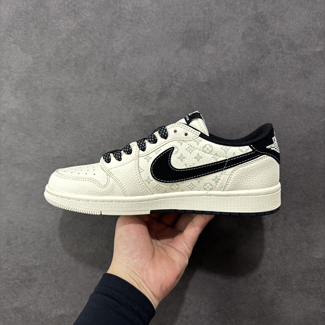 图片[2]-【定制版】Louis Vuitton x Supreme x Travis Scott x Air Jordan 1 Low 路易威登LV x Sup x AJ1 低帮 三方联名 米白黑倒钩 AJ1 乔丹1代 aj1 乔1 低邦 米白黑倒勾联名 乔丹篮球鞋系列 鞋款整体以米白色为底搭配米白色框架覆盖层，标志性的反钩Swoosh Logo采用黑色呈现，内侧也辅以黑色Swoosh Logo点缀，鞋舌等多处TS标志性元素均得以保留；鞋舌绣标上以LV及Louisu字样呈现，鞋头处LV字样及Swoosh Logo采用蓝色妆点，后跟的Jack厂牌标志以及Wings Logo均采用白色缝线打造，后跟侧下方印有LV字样，中底带有红色铭牌Supreme，彰显联名身份；最后以米白色中底搭配白黑双色橡胶外底完善整体设计收尾。 货号：CX5050-Y27 尺码：36 36.5 37.5 38 38.5 39 40 40.5 41 42 42.5 43 44 44.5 45 编码：HXSB330340-选品中心