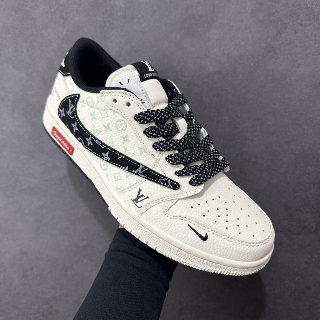 图片[3]-【定制版】Louis Vuitton x Supreme x Travis Scott x Air Jordan 1 Low 路易威登LV x Sup x AJ1 低帮 三方联名 米白黑倒钩 AJ1 乔丹1代 aj1 乔1 低邦 米白黑倒勾联名 乔丹篮球鞋系列 鞋款整体以米白色为底搭配米白色框架覆盖层，标志性的反钩Swoosh Logo采用黑色呈现，内侧也辅以黑色Swoosh Logo点缀，鞋舌等多处TS标志性元素均得以保留；鞋舌绣标上以LV及Louisu字样呈现，鞋头处LV字样及Swoosh Logo采用蓝色妆点，后跟的Jack厂牌标志以及Wings Logo均采用白色缝线打造，后跟侧下方印有LV字样，中底带有红色铭牌Supreme，彰显联名身份；最后以米白色中底搭配白黑双色橡胶外底完善整体设计收尾。 货号：CX5050-Y27 尺码：36 36.5 37.5 38 38.5 39 40 40.5 41 42 42.5 43 44 44.5 45 编码：HXSB330340-选品中心