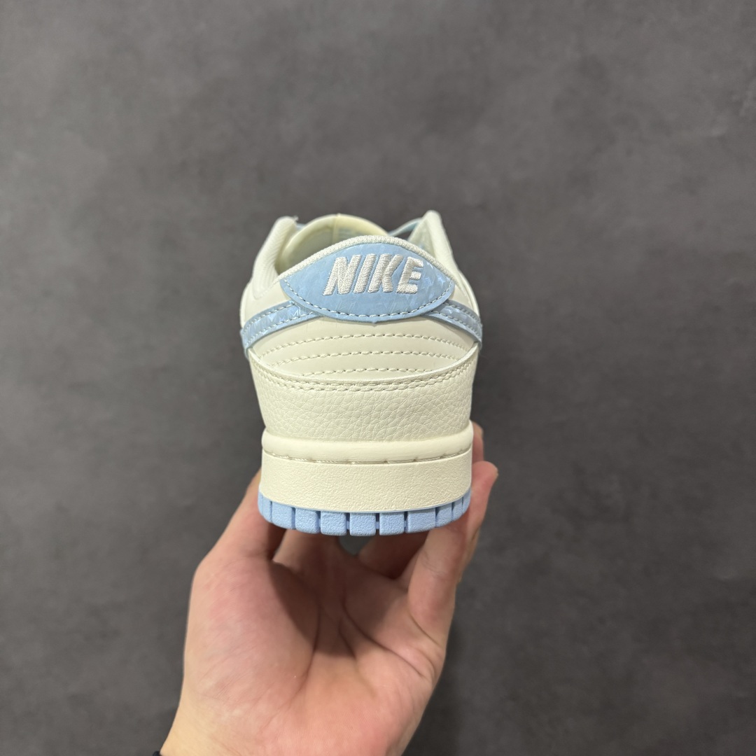 图片[4]-【定制版】Supreme x Nike Dunk SB Low Sup x 耐克 SB 低帮 米白蓝 鞋身整体以米白色皮革打造，搭配米白色框架覆盖层，使鞋款十分百搭，鞋身两侧Swoosh Logo采用蓝色点缀，后跟装饰片辅以蓝色皮革制作，鞋舌是网布材料以及Supreme字样呈现，鞋头处迷你Swoosh Logo分别采用蓝色刺绣点缀，后跟印有Supreme字样，彰显联名身份；最后以米白色中底搭配蓝色橡胶外底完善整体设计收尾。 货号：JP1628-012 尺码：36 36.5 37.5 38 38.5 39 40 40.5 41 42 42.5 43 44 44.5 45 编码：HXSB330340-选品中心