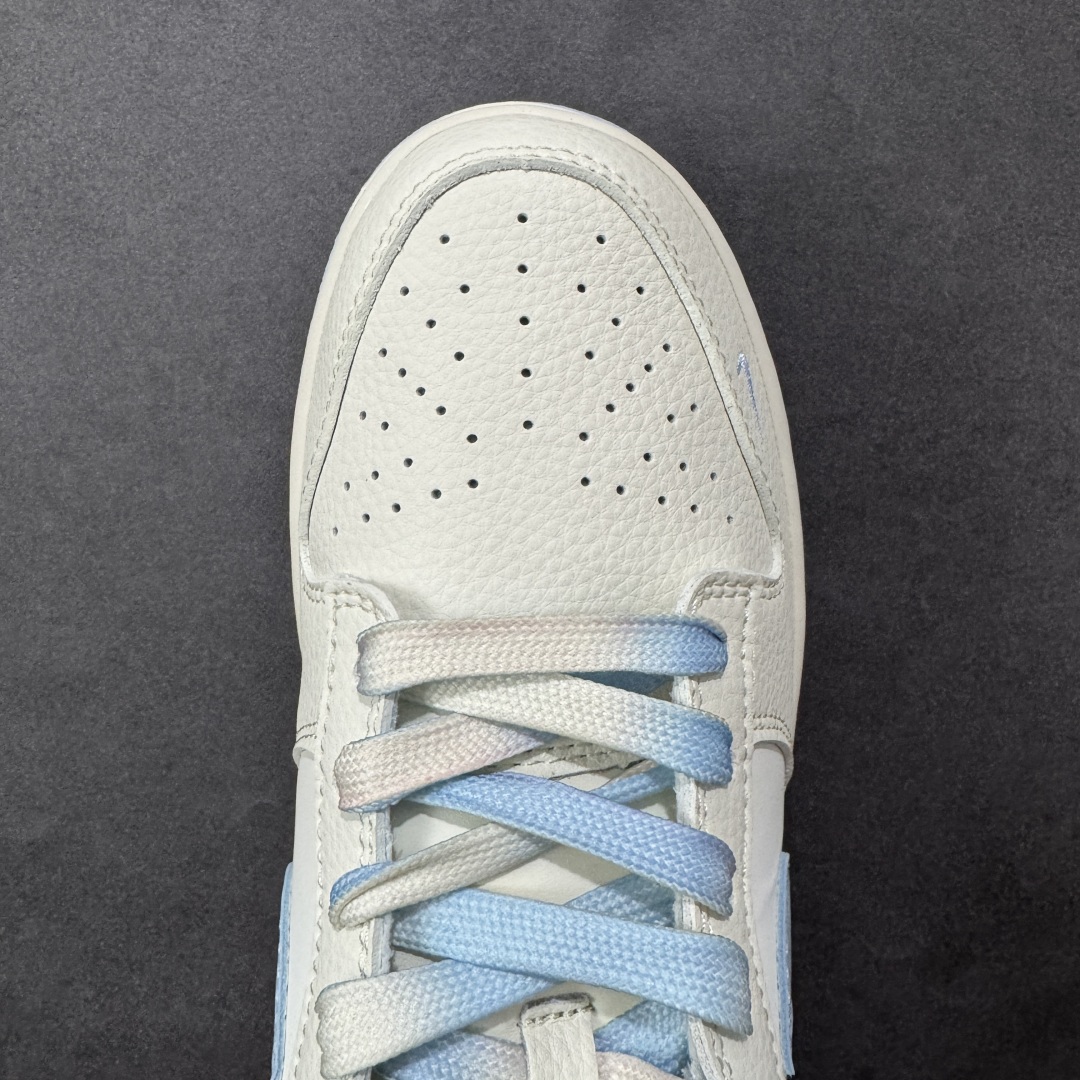 图片[8]-【定制版】Supreme x Nike Dunk SB Low Sup x 耐克 SB 低帮 米白蓝 鞋身整体以米白色皮革打造，搭配米白色框架覆盖层，使鞋款十分百搭，鞋身两侧Swoosh Logo采用蓝色点缀，后跟装饰片辅以蓝色皮革制作，鞋舌是网布材料以及Supreme字样呈现，鞋头处迷你Swoosh Logo分别采用蓝色刺绣点缀，后跟印有Supreme字样，彰显联名身份；最后以米白色中底搭配蓝色橡胶外底完善整体设计收尾。 货号：JP1628-012 尺码：36 36.5 37.5 38 38.5 39 40 40.5 41 42 42.5 43 44 44.5 45 编码：HXSB330340-选品中心