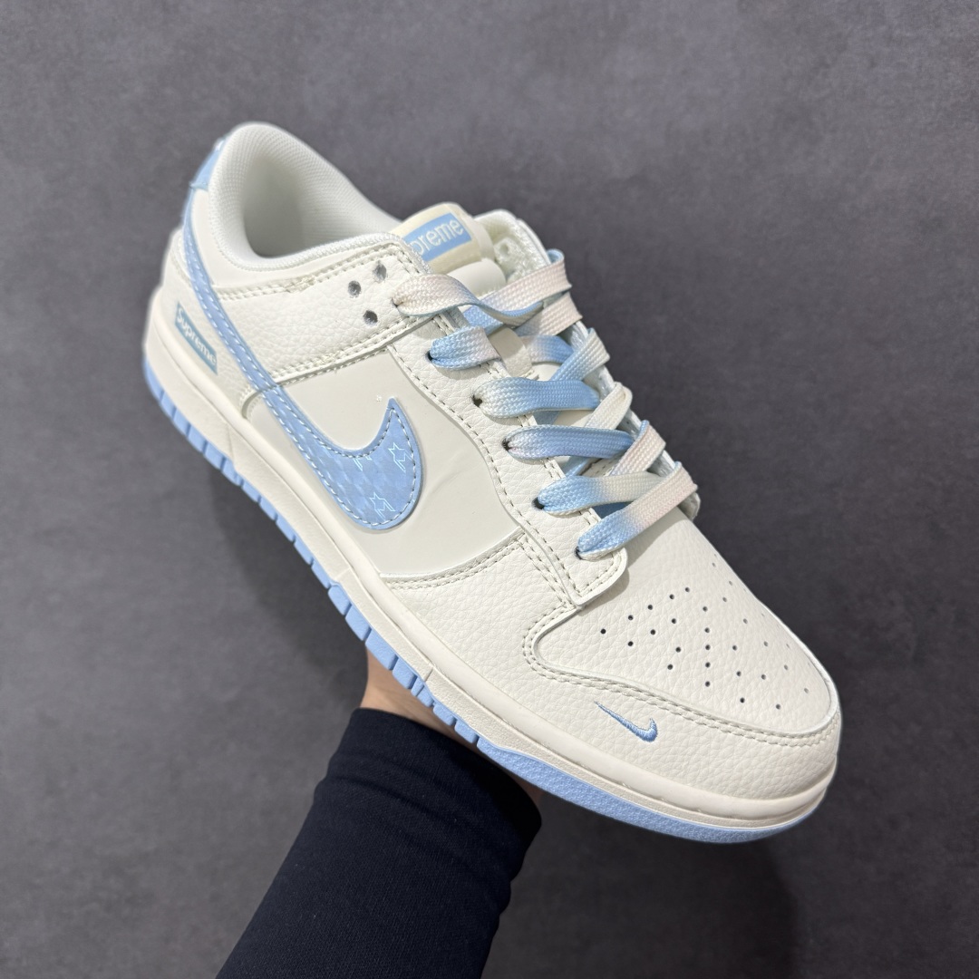 图片[3]-【定制版】Supreme x Nike Dunk SB Low Sup x 耐克 SB 低帮 米白蓝 鞋身整体以米白色皮革打造，搭配米白色框架覆盖层，使鞋款十分百搭，鞋身两侧Swoosh Logo采用蓝色点缀，后跟装饰片辅以蓝色皮革制作，鞋舌是网布材料以及Supreme字样呈现，鞋头处迷你Swoosh Logo分别采用蓝色刺绣点缀，后跟印有Supreme字样，彰显联名身份；最后以米白色中底搭配蓝色橡胶外底完善整体设计收尾。 货号：JP1628-012 尺码：36 36.5 37.5 38 38.5 39 40 40.5 41 42 42.5 43 44 44.5 45 编码：HXSB330340-选品中心