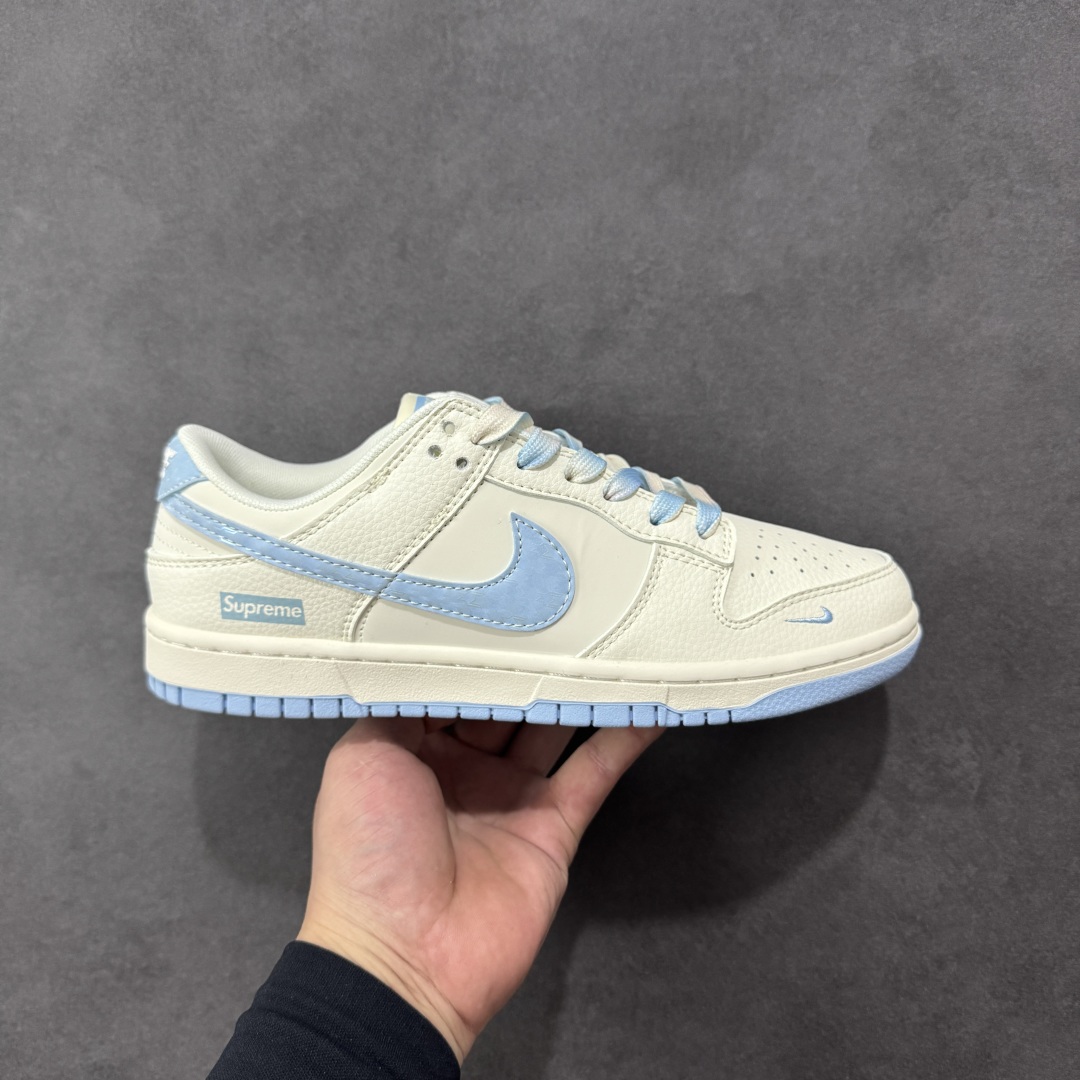 【定制版】Supreme x Nike Dunk SB Low Sup x 耐克 SB 低帮 米白蓝 鞋身整体以米白色皮革打造，搭配米白色框架覆盖层，使鞋款十分百搭，鞋身两侧Swoosh Logo采用蓝色点缀，后跟装饰片辅以蓝色皮革制作，鞋舌是网布材料以及Supreme字样呈现，鞋头处迷你Swoosh Logo分别采用蓝色刺绣点缀，后跟印有Supreme字样，彰显联名身份；最后以米白色中底搭配蓝色橡胶外底完善整体设计收尾。 货号：JP1628-012 尺码：36 36.5 37.5 38 38.5 39 40 40.5 41 42 42.5 43 44 44.5 45 编码：HXSB330340-选品中心