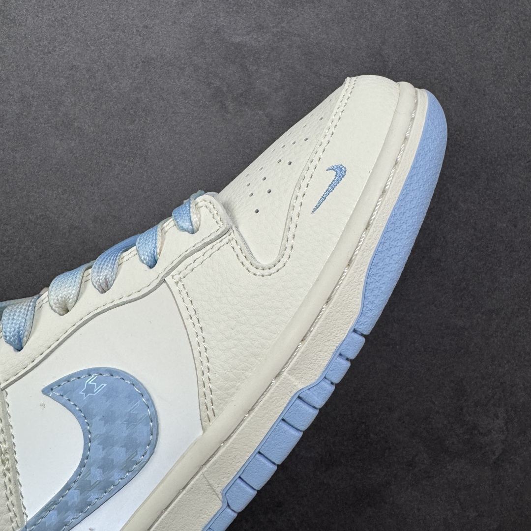 图片[5]-【定制版】Supreme x Nike Dunk SB Low Sup x 耐克 SB 低帮 米白蓝 鞋身整体以米白色皮革打造，搭配米白色框架覆盖层，使鞋款十分百搭，鞋身两侧Swoosh Logo采用蓝色点缀，后跟装饰片辅以蓝色皮革制作，鞋舌是网布材料以及Supreme字样呈现，鞋头处迷你Swoosh Logo分别采用蓝色刺绣点缀，后跟印有Supreme字样，彰显联名身份；最后以米白色中底搭配蓝色橡胶外底完善整体设计收尾。 货号：JP1628-012 尺码：36 36.5 37.5 38 38.5 39 40 40.5 41 42 42.5 43 44 44.5 45 编码：HXSB330340-选品中心