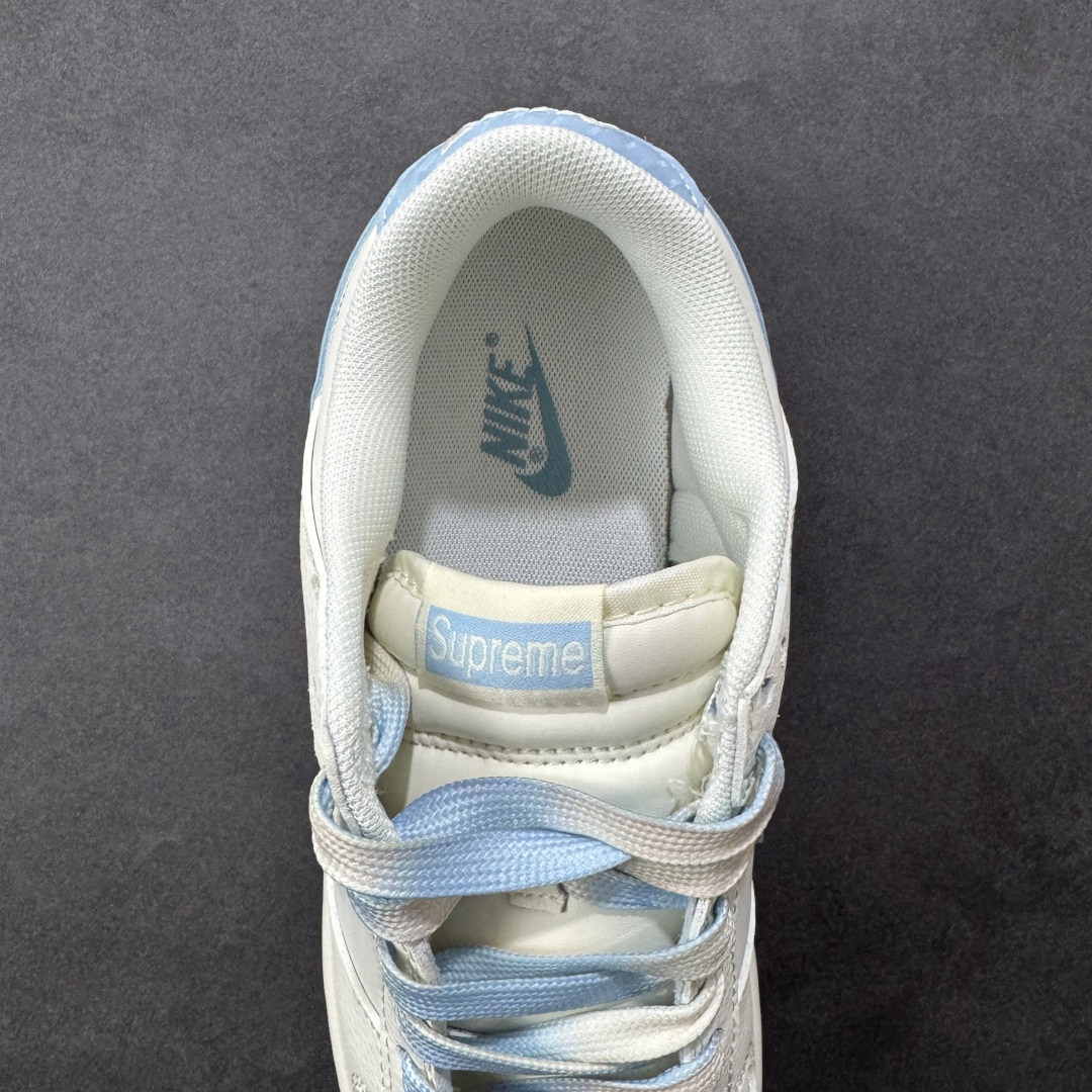 图片[7]-【定制版】Supreme x Nike Dunk SB Low Sup x 耐克 SB 低帮 米白蓝 鞋身整体以米白色皮革打造，搭配米白色框架覆盖层，使鞋款十分百搭，鞋身两侧Swoosh Logo采用蓝色点缀，后跟装饰片辅以蓝色皮革制作，鞋舌是网布材料以及Supreme字样呈现，鞋头处迷你Swoosh Logo分别采用蓝色刺绣点缀，后跟印有Supreme字样，彰显联名身份；最后以米白色中底搭配蓝色橡胶外底完善整体设计收尾。 货号：JP1628-012 尺码：36 36.5 37.5 38 38.5 39 40 40.5 41 42 42.5 43 44 44.5 45 编码：HXSB330340-选品中心