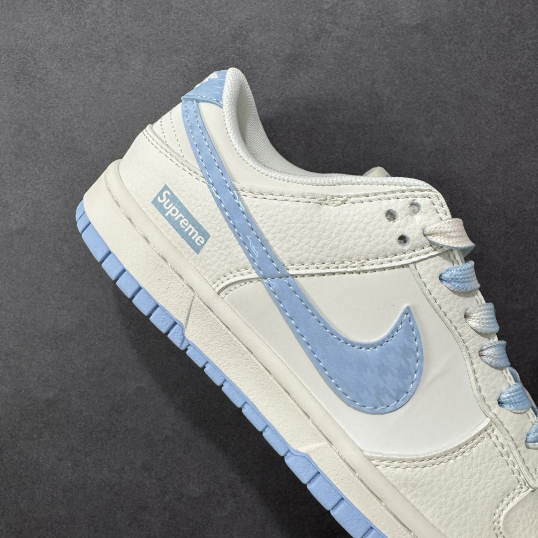 图片[6]-【定制版】Supreme x Nike Dunk SB Low Sup x 耐克 SB 低帮 米白蓝 鞋身整体以米白色皮革打造，搭配米白色框架覆盖层，使鞋款十分百搭，鞋身两侧Swoosh Logo采用蓝色点缀，后跟装饰片辅以蓝色皮革制作，鞋舌是网布材料以及Supreme字样呈现，鞋头处迷你Swoosh Logo分别采用蓝色刺绣点缀，后跟印有Supreme字样，彰显联名身份；最后以米白色中底搭配蓝色橡胶外底完善整体设计收尾。 货号：JP1628-012 尺码：36 36.5 37.5 38 38.5 39 40 40.5 41 42 42.5 43 44 44.5 45 编码：HXSB330340-选品中心