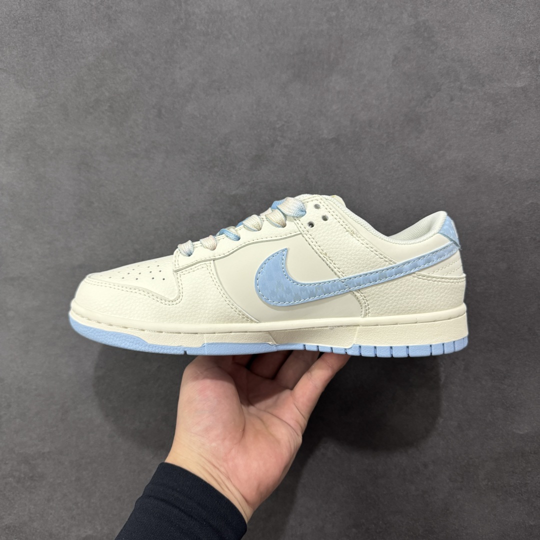 图片[2]-【定制版】Supreme x Nike Dunk SB Low Sup x 耐克 SB 低帮 米白蓝 鞋身整体以米白色皮革打造，搭配米白色框架覆盖层，使鞋款十分百搭，鞋身两侧Swoosh Logo采用蓝色点缀，后跟装饰片辅以蓝色皮革制作，鞋舌是网布材料以及Supreme字样呈现，鞋头处迷你Swoosh Logo分别采用蓝色刺绣点缀，后跟印有Supreme字样，彰显联名身份；最后以米白色中底搭配蓝色橡胶外底完善整体设计收尾。 货号：JP1628-012 尺码：36 36.5 37.5 38 38.5 39 40 40.5 41 42 42.5 43 44 44.5 45 编码：HXSB330340-选品中心