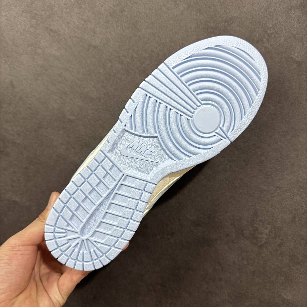 图片[9]-【定制版】Supreme x Nike Dunk SB Low Sup x 耐克 SB 低帮 米白蓝 鞋身整体以米白色皮革打造，搭配米白色框架覆盖层，使鞋款十分百搭，鞋身两侧Swoosh Logo采用蓝色点缀，后跟装饰片辅以蓝色皮革制作，鞋舌是网布材料以及Supreme字样呈现，鞋头处迷你Swoosh Logo分别采用蓝色刺绣点缀，后跟印有Supreme字样，彰显联名身份；最后以米白色中底搭配蓝色橡胶外底完善整体设计收尾。 货号：JP1628-012 尺码：36 36.5 37.5 38 38.5 39 40 40.5 41 42 42.5 43 44 44.5 45 编码：HXSB330340-选品中心