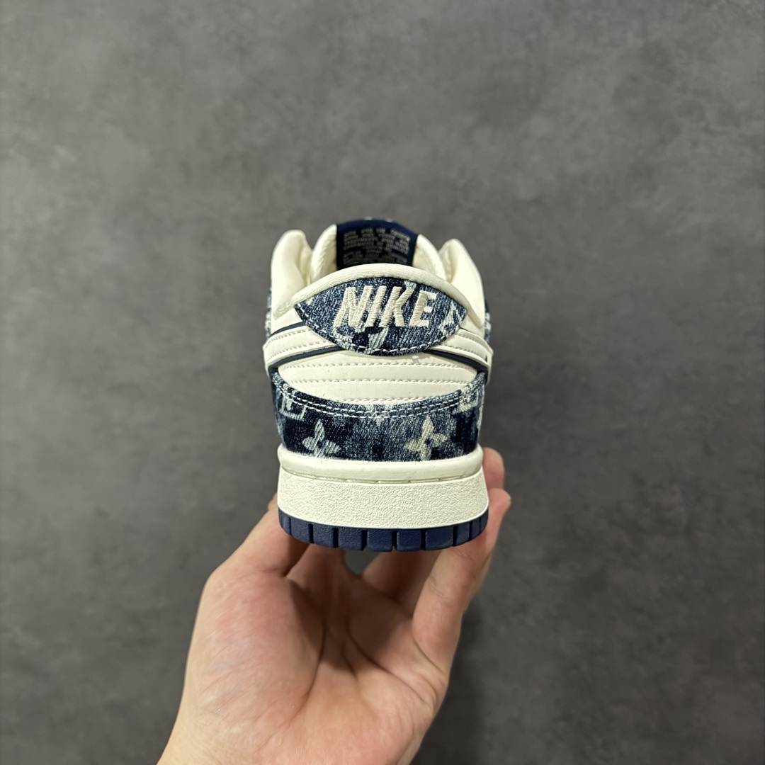 图片[4]-【定制版】Louis Vuitton x Nike Dunk SB Low 路易威登LV x 耐克 SB 低帮 蓝白牛仔 鞋身整体以米白色皮革打造，搭配蓝色牛仔框架覆盖层，使鞋款十分百搭，鞋身两侧Swoosh Logo采用白色点缀，后跟装饰辅以蓝色牛仔制作，鞋舌是网眼布材料，增强了透气性，鞋舌上以LV字样呈现，鞋头处侧边LV字样白色点缀，后跟印有Louis Vuitton字样，彰显联名身份；最后以米白色中底搭配蓝色橡胶外底完善整体设计收尾。 货号：YF9511-902 尺码：36 36.5 37.5 38 38.5 39 40 40.5 41 42 42.5 43 44 44.5 45 编码：HXSB330340-选品中心