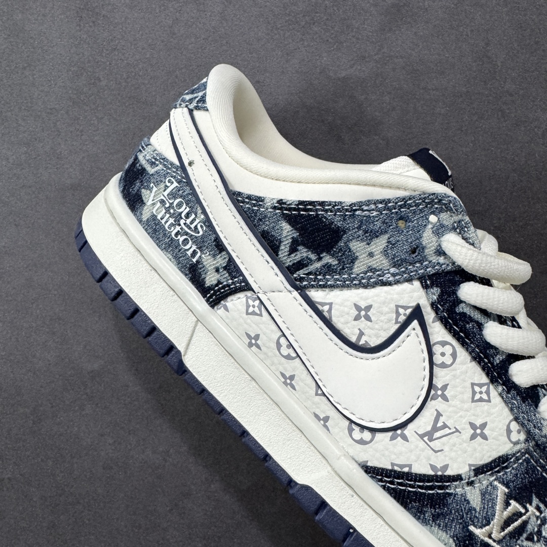 图片[6]-【定制版】Louis Vuitton x Nike Dunk SB Low 路易威登LV x 耐克 SB 低帮 蓝白牛仔 鞋身整体以米白色皮革打造，搭配蓝色牛仔框架覆盖层，使鞋款十分百搭，鞋身两侧Swoosh Logo采用白色点缀，后跟装饰辅以蓝色牛仔制作，鞋舌是网眼布材料，增强了透气性，鞋舌上以LV字样呈现，鞋头处侧边LV字样白色点缀，后跟印有Louis Vuitton字样，彰显联名身份；最后以米白色中底搭配蓝色橡胶外底完善整体设计收尾。 货号：YF9511-902 尺码：36 36.5 37.5 38 38.5 39 40 40.5 41 42 42.5 43 44 44.5 45 编码：HXSB330340-选品中心