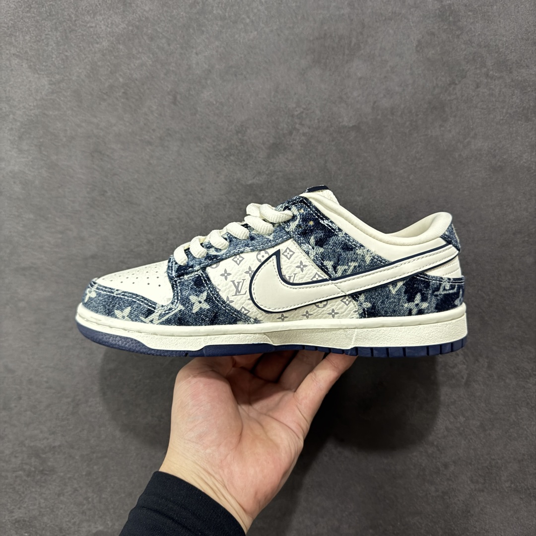 图片[2]-【定制版】Louis Vuitton x Nike Dunk SB Low 路易威登LV x 耐克 SB 低帮 蓝白牛仔 鞋身整体以米白色皮革打造，搭配蓝色牛仔框架覆盖层，使鞋款十分百搭，鞋身两侧Swoosh Logo采用白色点缀，后跟装饰辅以蓝色牛仔制作，鞋舌是网眼布材料，增强了透气性，鞋舌上以LV字样呈现，鞋头处侧边LV字样白色点缀，后跟印有Louis Vuitton字样，彰显联名身份；最后以米白色中底搭配蓝色橡胶外底完善整体设计收尾。 货号：YF9511-902 尺码：36 36.5 37.5 38 38.5 39 40 40.5 41 42 42.5 43 44 44.5 45 编码：HXSB330340-选品中心