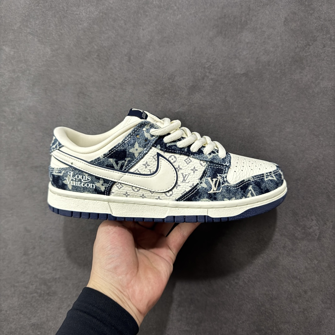 【定制版】Louis Vuitton x Nike Dunk SB Low 路易威登LV x 耐克 SB 低帮 蓝白牛仔 鞋身整体以米白色皮革打造，搭配蓝色牛仔框架覆盖层，使鞋款十分百搭，鞋身两侧Swoosh Logo采用白色点缀，后跟装饰辅以蓝色牛仔制作，鞋舌是网眼布材料，增强了透气性，鞋舌上以LV字样呈现，鞋头处侧边LV字样白色点缀，后跟印有Louis Vuitton字样，彰显联名身份；最后以米白色中底搭配蓝色橡胶外底完善整体设计收尾。 货号：YF9511-902 尺码：36 36.5 37.5 38 38.5 39 40 40.5 41 42 42.5 43 44 44.5 45 编码：HXSB330340-选品中心