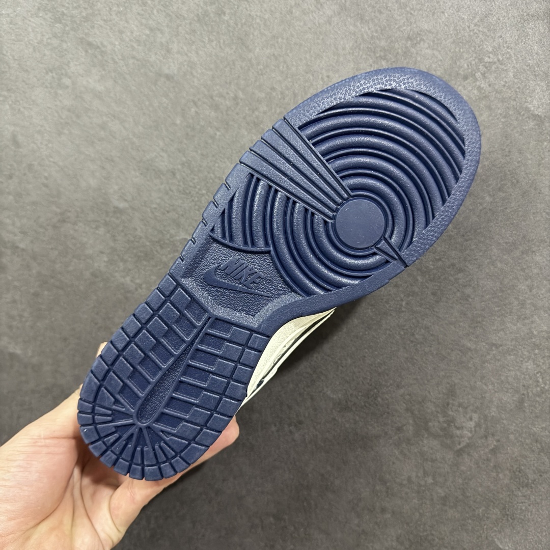 图片[9]-【定制版】Louis Vuitton x Nike Dunk SB Low 路易威登LV x 耐克 SB 低帮 蓝白牛仔 鞋身整体以米白色皮革打造，搭配蓝色牛仔框架覆盖层，使鞋款十分百搭，鞋身两侧Swoosh Logo采用白色点缀，后跟装饰辅以蓝色牛仔制作，鞋舌是网眼布材料，增强了透气性，鞋舌上以LV字样呈现，鞋头处侧边LV字样白色点缀，后跟印有Louis Vuitton字样，彰显联名身份；最后以米白色中底搭配蓝色橡胶外底完善整体设计收尾。 货号：YF9511-902 尺码：36 36.5 37.5 38 38.5 39 40 40.5 41 42 42.5 43 44 44.5 45 编码：HXSB330340-选品中心