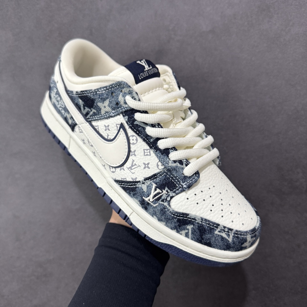 图片[3]-【定制版】Louis Vuitton x Nike Dunk SB Low 路易威登LV x 耐克 SB 低帮 蓝白牛仔 鞋身整体以米白色皮革打造，搭配蓝色牛仔框架覆盖层，使鞋款十分百搭，鞋身两侧Swoosh Logo采用白色点缀，后跟装饰辅以蓝色牛仔制作，鞋舌是网眼布材料，增强了透气性，鞋舌上以LV字样呈现，鞋头处侧边LV字样白色点缀，后跟印有Louis Vuitton字样，彰显联名身份；最后以米白色中底搭配蓝色橡胶外底完善整体设计收尾。 货号：YF9511-902 尺码：36 36.5 37.5 38 38.5 39 40 40.5 41 42 42.5 43 44 44.5 45 编码：HXSB330340-选品中心