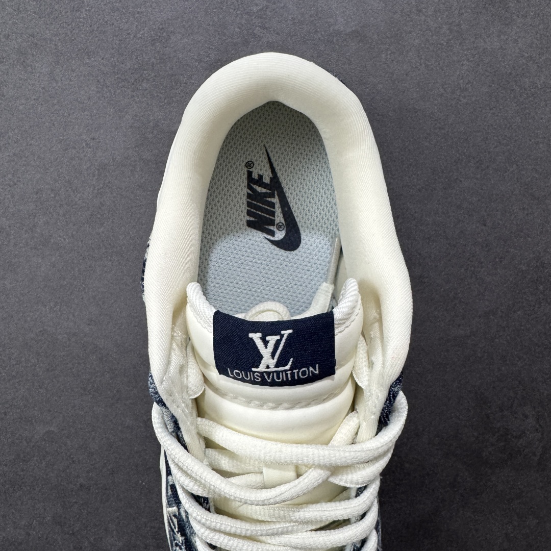 图片[7]-【定制版】Louis Vuitton x Nike Dunk SB Low 路易威登LV x 耐克 SB 低帮 蓝白牛仔 鞋身整体以米白色皮革打造，搭配蓝色牛仔框架覆盖层，使鞋款十分百搭，鞋身两侧Swoosh Logo采用白色点缀，后跟装饰辅以蓝色牛仔制作，鞋舌是网眼布材料，增强了透气性，鞋舌上以LV字样呈现，鞋头处侧边LV字样白色点缀，后跟印有Louis Vuitton字样，彰显联名身份；最后以米白色中底搭配蓝色橡胶外底完善整体设计收尾。 货号：YF9511-902 尺码：36 36.5 37.5 38 38.5 39 40 40.5 41 42 42.5 43 44 44.5 45 编码：HXSB330340-选品中心