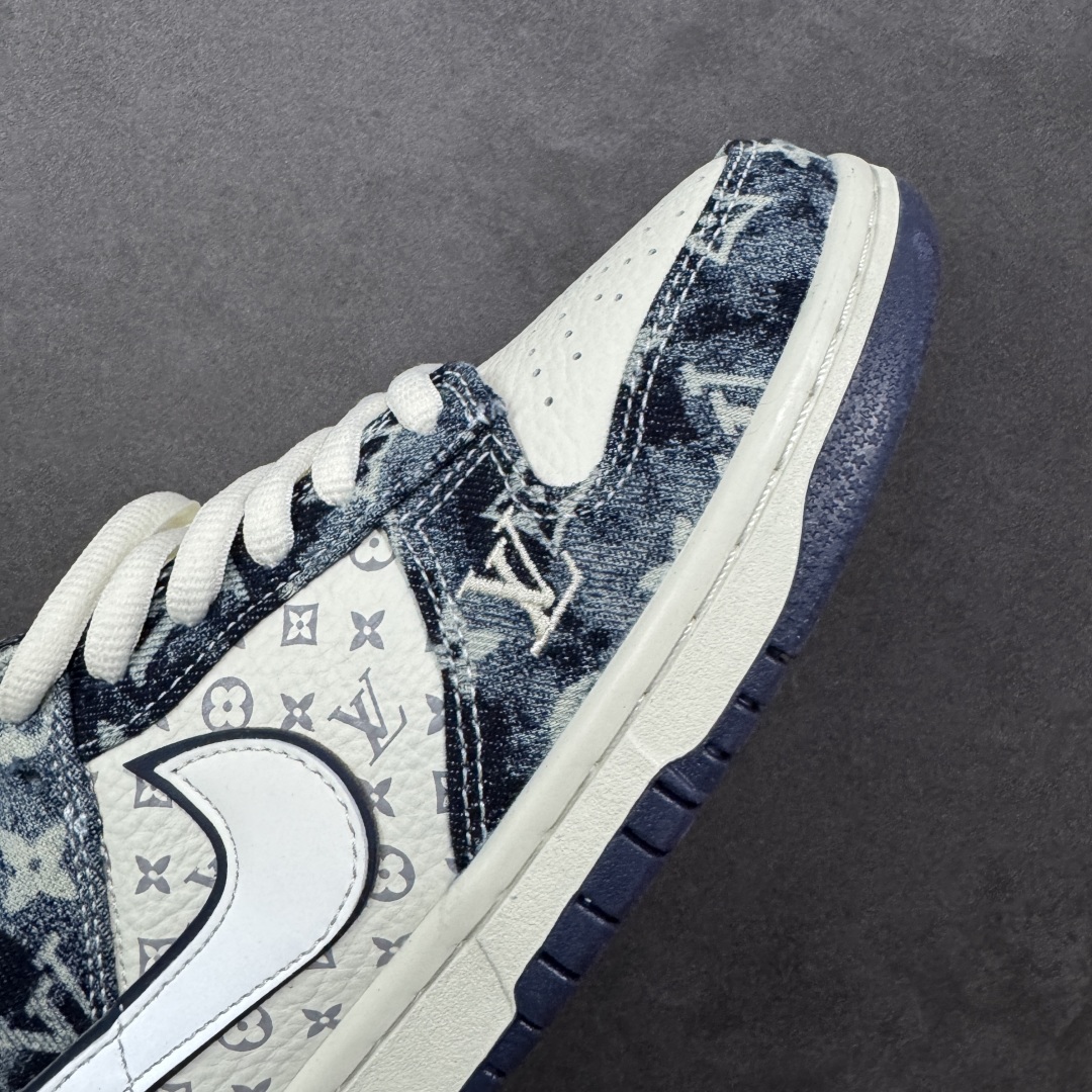 图片[5]-【定制版】Louis Vuitton x Nike Dunk SB Low 路易威登LV x 耐克 SB 低帮 蓝白牛仔 鞋身整体以米白色皮革打造，搭配蓝色牛仔框架覆盖层，使鞋款十分百搭，鞋身两侧Swoosh Logo采用白色点缀，后跟装饰辅以蓝色牛仔制作，鞋舌是网眼布材料，增强了透气性，鞋舌上以LV字样呈现，鞋头处侧边LV字样白色点缀，后跟印有Louis Vuitton字样，彰显联名身份；最后以米白色中底搭配蓝色橡胶外底完善整体设计收尾。 货号：YF9511-902 尺码：36 36.5 37.5 38 38.5 39 40 40.5 41 42 42.5 43 44 44.5 45 编码：HXSB330340-选品中心