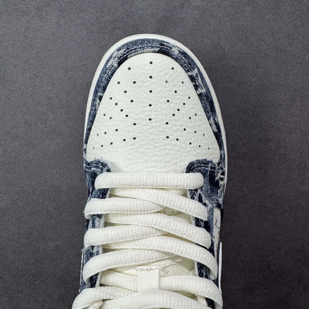 图片[8]-【定制版】Louis Vuitton x Nike Dunk SB Low 路易威登LV x 耐克 SB 低帮 蓝白牛仔 鞋身整体以米白色皮革打造，搭配蓝色牛仔框架覆盖层，使鞋款十分百搭，鞋身两侧Swoosh Logo采用白色点缀，后跟装饰辅以蓝色牛仔制作，鞋舌是网眼布材料，增强了透气性，鞋舌上以LV字样呈现，鞋头处侧边LV字样白色点缀，后跟印有Louis Vuitton字样，彰显联名身份；最后以米白色中底搭配蓝色橡胶外底完善整体设计收尾。 货号：YF9511-902 尺码：36 36.5 37.5 38 38.5 39 40 40.5 41 42 42.5 43 44 44.5 45 编码：HXSB330340-选品中心