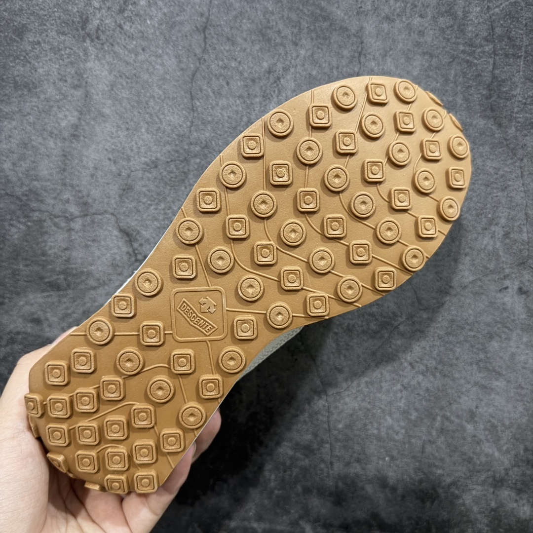 图片[9]-【纯原版】迪桑特DESCENTE Sport Style系列 CHRON RACER复古风运动休闲鞋\\t #原楦原纸版开发版型 #鞋底设计有特殊的纹理或材料，以增加摩擦力，减少滑倒的风险。 #使用耐用的材料制成，能够承受长时间的使用和摩擦，减少磨损。 尺码：36 36.5 37 38 38.5 39 40 40.5 42 42.5 43 44 44.5 45-选品中心