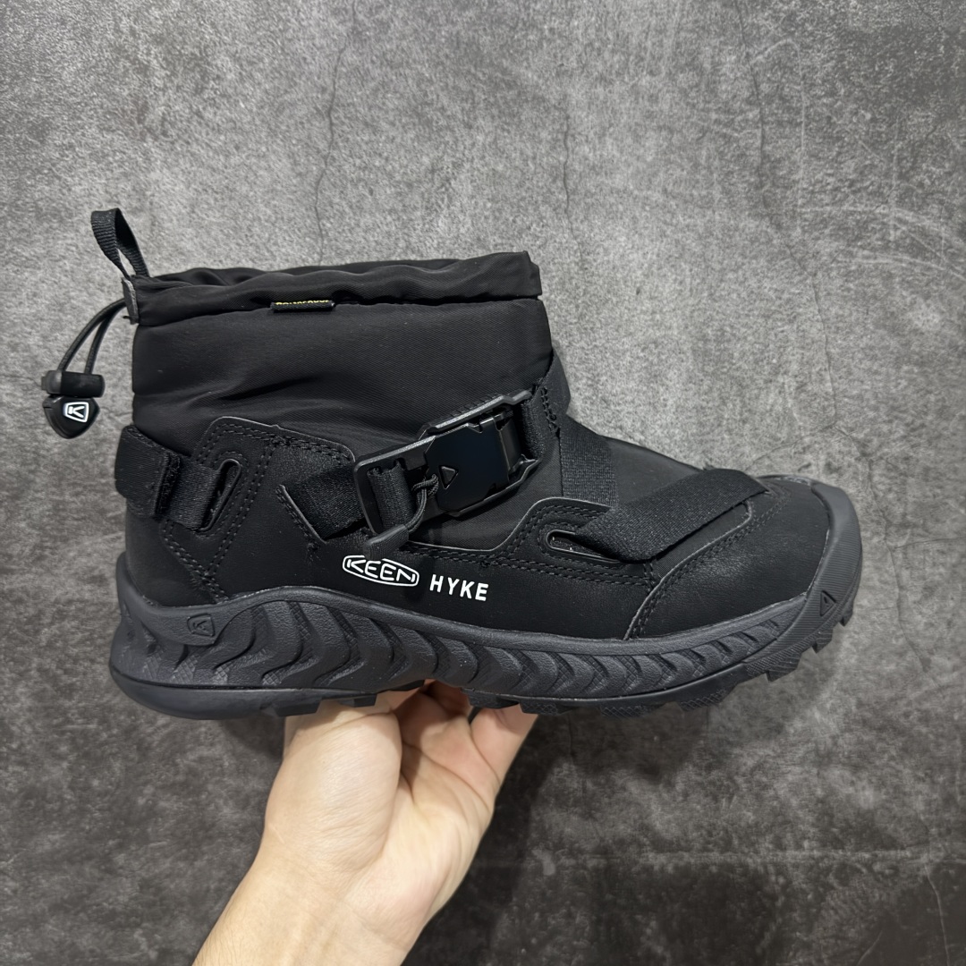 【GX纯原】科恩HYKE x KEEN Hoodzerra Nxis Wp 圆头 减震耐磨 中帮防水户外功能鞋 KEEN再度携手HYKE推出全新合作鞋款 此次合作以超越出身、性别、世代为目的 致力于更好的生活和冒险 将HYKE所推崇的将服饰历史与遗产按照感性独自进化为理念设计而成 推出了具有革新性通用性的混合鞋款HOODZERRA NXIS WP和UNEEK HT MID 该合作鞋款共有黑和森林狼两种颜色可选 货号： 1027979 尺码：35.5-45.5-选品中心