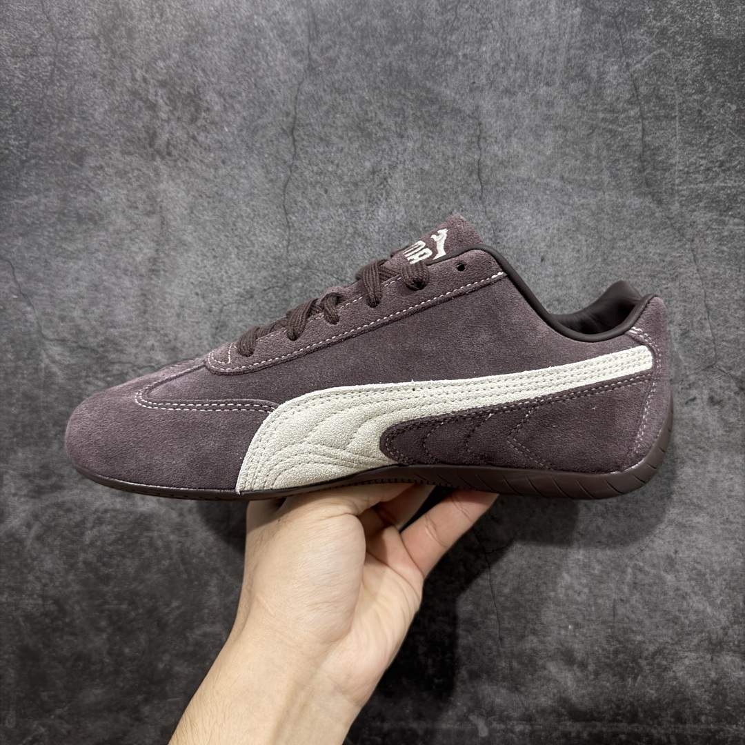 图片[2]-【渠道纯原版】Puma Speedcat OG Sparco 彪马罗马阿莫尔系列 复古运动休闲赛车跑鞋 棕色 403903-01 目前市场最优版本 无论是版型 细节 烫金刺绣走线 完全碾压市场任意版本 欢迎对比🆚 工厂耗时3个月开发 原装档案原数据纸版楦型 采用固色翻毛皮鞋面材质(正确二次成型\’猛帮\’成型工艺🆚区别市面版本!!) 外置原数据开发轻量耐磨橡胶大底💪🏻 全球知名运动品牌PUMA宝马赛车系列 融合了宝马车队的标志性配色 以趣味十足又前卫复古的设计引领潮流 将赛道精神融入街头时尚 开启前卫竞速之旅 主打前卫复古风 Roma鞋款的鞋侧以复古的流线造型 缀以宝马经典Logo 巧妙吸睛 而Speedcat鞋款以亮眼三色条纹元素缀以舒适鞋面 赋予了独特的个性美学 演绎赛车的无尽能量 尺码：35.5-45 货号：403903-01-选品中心