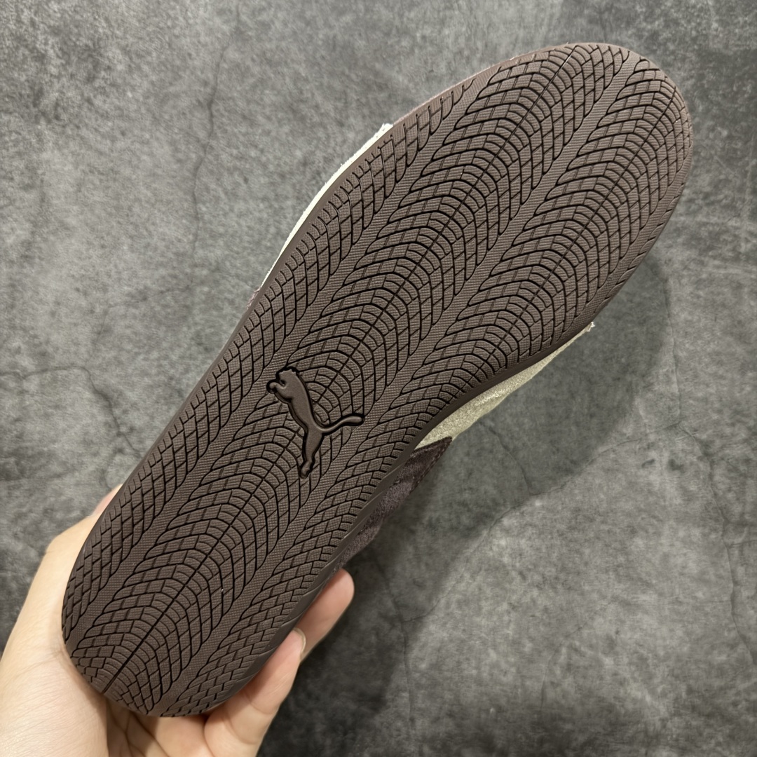 图片[9]-【渠道纯原版】Puma Speedcat OG Sparco 彪马罗马阿莫尔系列 复古运动休闲赛车跑鞋 棕色 403903-01 目前市场最优版本 无论是版型 细节 烫金刺绣走线 完全碾压市场任意版本 欢迎对比🆚 工厂耗时3个月开发 原装档案原数据纸版楦型 采用固色翻毛皮鞋面材质(正确二次成型\’猛帮\’成型工艺🆚区别市面版本!!) 外置原数据开发轻量耐磨橡胶大底💪🏻 全球知名运动品牌PUMA宝马赛车系列 融合了宝马车队的标志性配色 以趣味十足又前卫复古的设计引领潮流 将赛道精神融入街头时尚 开启前卫竞速之旅 主打前卫复古风 Roma鞋款的鞋侧以复古的流线造型 缀以宝马经典Logo 巧妙吸睛 而Speedcat鞋款以亮眼三色条纹元素缀以舒适鞋面 赋予了独特的个性美学 演绎赛车的无尽能量 尺码：35.5-45 货号：403903-01-选品中心