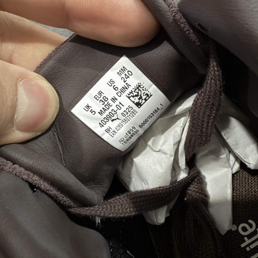 图片[7]-【渠道纯原版】Puma Speedcat OG Sparco 彪马罗马阿莫尔系列 复古运动休闲赛车跑鞋 棕色 403903-01 目前市场最优版本 无论是版型 细节 烫金刺绣走线 完全碾压市场任意版本 欢迎对比🆚 工厂耗时3个月开发 原装档案原数据纸版楦型 采用固色翻毛皮鞋面材质(正确二次成型\’猛帮\’成型工艺🆚区别市面版本!!) 外置原数据开发轻量耐磨橡胶大底💪🏻 全球知名运动品牌PUMA宝马赛车系列 融合了宝马车队的标志性配色 以趣味十足又前卫复古的设计引领潮流 将赛道精神融入街头时尚 开启前卫竞速之旅 主打前卫复古风 Roma鞋款的鞋侧以复古的流线造型 缀以宝马经典Logo 巧妙吸睛 而Speedcat鞋款以亮眼三色条纹元素缀以舒适鞋面 赋予了独特的个性美学 演绎赛车的无尽能量 尺码：35.5-45 货号：403903-01-选品中心