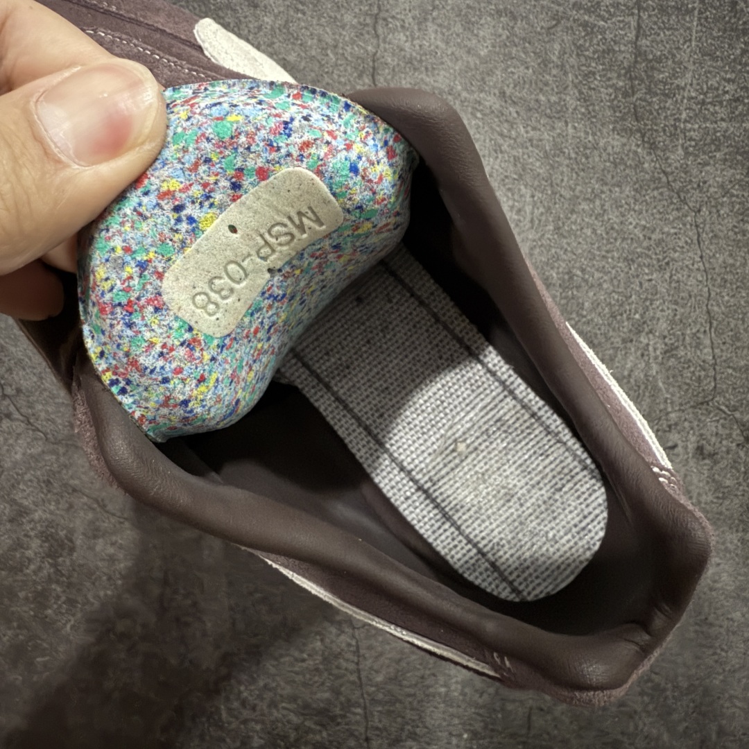 图片[9]-【渠道纯原版】Puma Speedcat OG Sparco 彪马罗马阿莫尔系列 复古运动休闲赛车跑鞋 棕色 403903-01 目前市场最优版本 无论是版型 细节 烫金刺绣走线 完全碾压市场任意版本 欢迎对比🆚 工厂耗时3个月开发 原装档案原数据纸版楦型 采用固色翻毛皮鞋面材质(正确二次成型\’猛帮\’成型工艺🆚区别市面版本!!) 外置原数据开发轻量耐磨橡胶大底💪🏻 全球知名运动品牌PUMA宝马赛车系列 融合了宝马车队的标志性配色 以趣味十足又前卫复古的设计引领潮流 将赛道精神融入街头时尚 开启前卫竞速之旅 主打前卫复古风 Roma鞋款的鞋侧以复古的流线造型 缀以宝马经典Logo 巧妙吸睛 而Speedcat鞋款以亮眼三色条纹元素缀以舒适鞋面 赋予了独特的个性美学 演绎赛车的无尽能量 尺码：35.5-45 货号：403903-01-选品中心