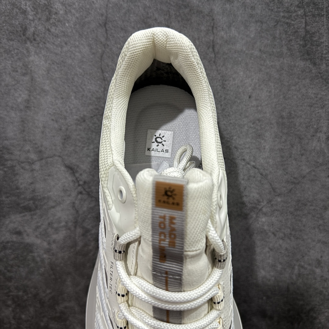 图片[8]-【公司级】凯乐石KAILAS 远征5 Max Flt 舒适简约经典登山 防滑耐磨防水 低帮 徒步鞋 鞋面材质：运用耐磨防砂网布，能防止沙石进入鞋内，同时具备良好的透气性，可让脚部保持干爽。 \\t鞋底性能：搭载Vibram防滑耐磨大底，有出色的抓地力，仿鲨齿纹路设计，能应对各种复杂路面；鞋底还能提供良好的稳定性和支撑力，减少脚部疲劳。 \\t防水技术：采用FILTERTEC防水透气技术，防水指数高达8000mm H₂O，能有效防止雨水渗透，同时能保持脚面干爽。 \\t细节设计：鞋头采用橡胶防撞包边，保护脚趾免受伤害；鞋舌一体式设计，防止碎石泥沙进入；采用亚洲人脚型鞋楦设计，配合中腰包裹，提高舒适性。 适用场景：适合多日或单日轻装徒步，也可用于城市通勤，是一双兼顾户外与日常穿着的多功能鞋子。 尺码：40-45-选品中心