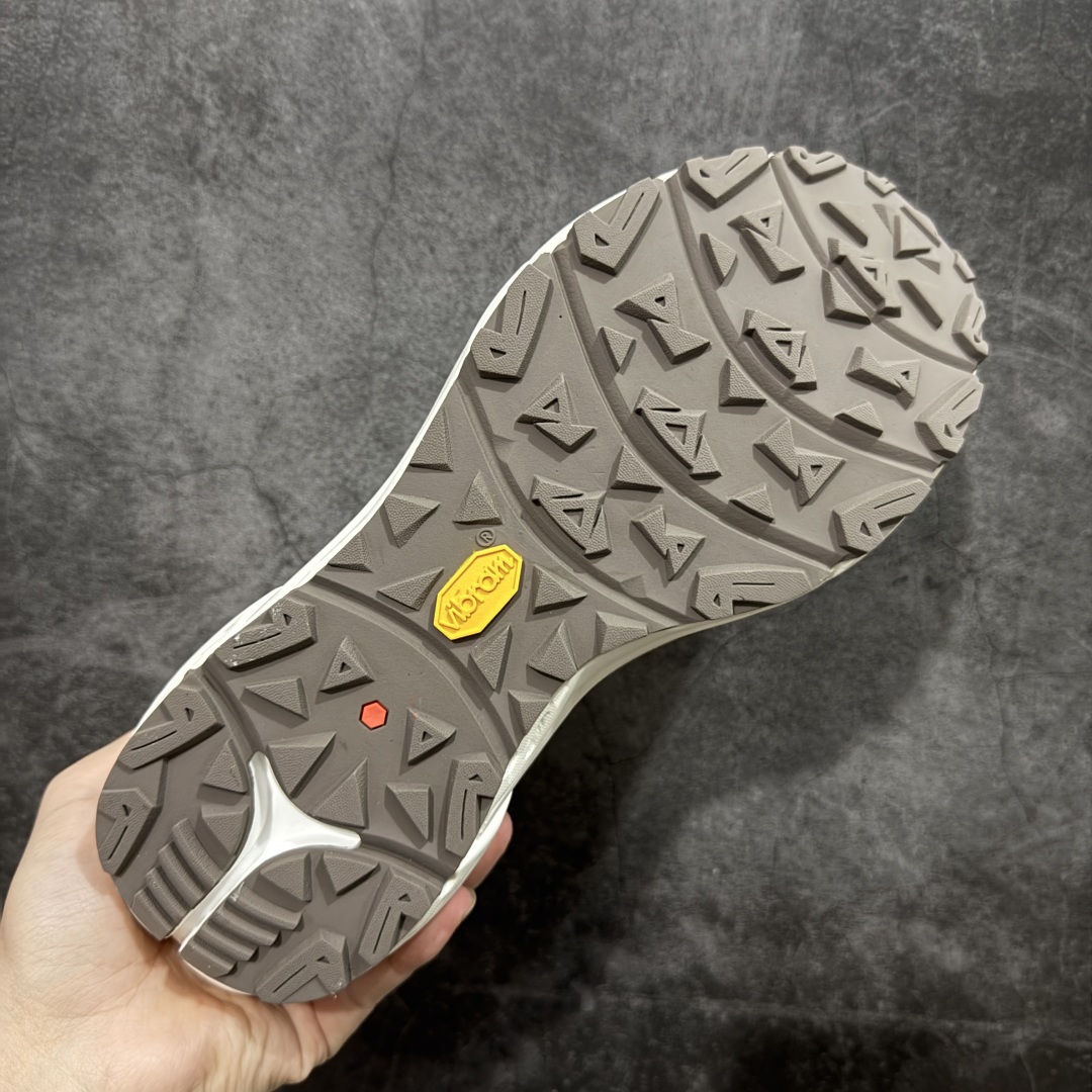 图片[9]-【公司级】凯乐石KAILAS 远征5 Max Flt 舒适简约经典登山 防滑耐磨防水 低帮 徒步鞋 鞋面材质：运用耐磨防砂网布，能防止沙石进入鞋内，同时具备良好的透气性，可让脚部保持干爽。 \\t鞋底性能：搭载Vibram防滑耐磨大底，有出色的抓地力，仿鲨齿纹路设计，能应对各种复杂路面；鞋底还能提供良好的稳定性和支撑力，减少脚部疲劳。 \\t防水技术：采用FILTERTEC防水透气技术，防水指数高达8000mm H₂O，能有效防止雨水渗透，同时能保持脚面干爽。 \\t细节设计：鞋头采用橡胶防撞包边，保护脚趾免受伤害；鞋舌一体式设计，防止碎石泥沙进入；采用亚洲人脚型鞋楦设计，配合中腰包裹，提高舒适性。 适用场景：适合多日或单日轻装徒步，也可用于城市通勤，是一双兼顾户外与日常穿着的多功能鞋子。 尺码：40-45-选品中心