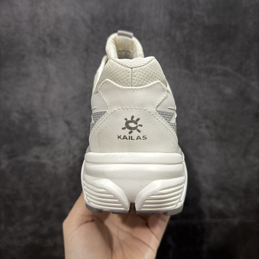图片[4]-【公司级】凯乐石KAILAS 远征5 Max Flt 舒适简约经典登山 防滑耐磨防水 低帮 徒步鞋 鞋面材质：运用耐磨防砂网布，能防止沙石进入鞋内，同时具备良好的透气性，可让脚部保持干爽。 \\t鞋底性能：搭载Vibram防滑耐磨大底，有出色的抓地力，仿鲨齿纹路设计，能应对各种复杂路面；鞋底还能提供良好的稳定性和支撑力，减少脚部疲劳。 \\t防水技术：采用FILTERTEC防水透气技术，防水指数高达8000mm H₂O，能有效防止雨水渗透，同时能保持脚面干爽。 \\t细节设计：鞋头采用橡胶防撞包边，保护脚趾免受伤害；鞋舌一体式设计，防止碎石泥沙进入；采用亚洲人脚型鞋楦设计，配合中腰包裹，提高舒适性。 适用场景：适合多日或单日轻装徒步，也可用于城市通勤，是一双兼顾户外与日常穿着的多功能鞋子。 尺码：40-45-选品中心