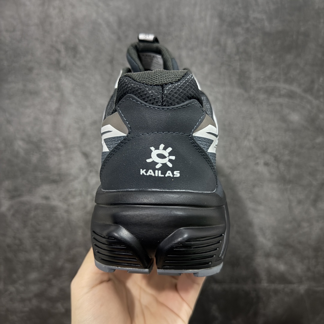 图片[4]-【公司级】凯乐石KAILAS 远征5 Max Flt 舒适简约经典登山 防滑耐磨防水 低帮 徒步鞋 鞋面材质：运用耐磨防砂网布，能防止沙石进入鞋内，同时具备良好的透气性，可让脚部保持干爽。 \\t鞋底性能：搭载Vibram防滑耐磨大底，有出色的抓地力，仿鲨齿纹路设计，能应对各种复杂路面；鞋底还能提供良好的稳定性和支撑力，减少脚部疲劳。 \\t防水技术：采用FILTERTEC防水透气技术，防水指数高达8000mm H₂O，能有效防止雨水渗透，同时能保持脚面干爽。 \\t细节设计：鞋头采用橡胶防撞包边，保护脚趾免受伤害；鞋舌一体式设计，防止碎石泥沙进入；采用亚洲人脚型鞋楦设计，配合中腰包裹，提高舒适性。 适用场景：适合多日或单日轻装徒步，也可用于城市通勤，是一双兼顾户外与日常穿着的多功能鞋子。 尺码：40-45-选品中心