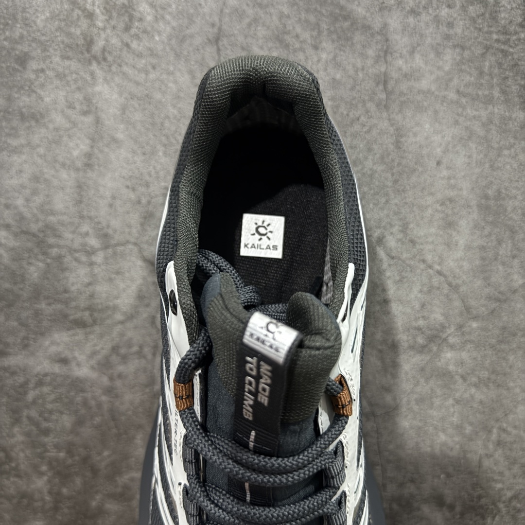 图片[8]-【公司级】凯乐石KAILAS 远征5 Max Flt 舒适简约经典登山 防滑耐磨防水 低帮 徒步鞋 鞋面材质：运用耐磨防砂网布，能防止沙石进入鞋内，同时具备良好的透气性，可让脚部保持干爽。 \\t鞋底性能：搭载Vibram防滑耐磨大底，有出色的抓地力，仿鲨齿纹路设计，能应对各种复杂路面；鞋底还能提供良好的稳定性和支撑力，减少脚部疲劳。 \\t防水技术：采用FILTERTEC防水透气技术，防水指数高达8000mm H₂O，能有效防止雨水渗透，同时能保持脚面干爽。 \\t细节设计：鞋头采用橡胶防撞包边，保护脚趾免受伤害；鞋舌一体式设计，防止碎石泥沙进入；采用亚洲人脚型鞋楦设计，配合中腰包裹，提高舒适性。 适用场景：适合多日或单日轻装徒步，也可用于城市通勤，是一双兼顾户外与日常穿着的多功能鞋子。 尺码：40-45-选品中心