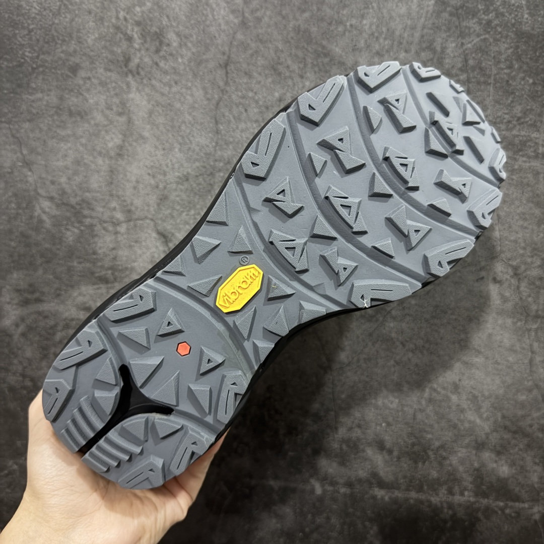 图片[9]-【公司级】凯乐石KAILAS 远征5 Max Flt 舒适简约经典登山 防滑耐磨防水 低帮 徒步鞋 鞋面材质：运用耐磨防砂网布，能防止沙石进入鞋内，同时具备良好的透气性，可让脚部保持干爽。 \\t鞋底性能：搭载Vibram防滑耐磨大底，有出色的抓地力，仿鲨齿纹路设计，能应对各种复杂路面；鞋底还能提供良好的稳定性和支撑力，减少脚部疲劳。 \\t防水技术：采用FILTERTEC防水透气技术，防水指数高达8000mm H₂O，能有效防止雨水渗透，同时能保持脚面干爽。 \\t细节设计：鞋头采用橡胶防撞包边，保护脚趾免受伤害；鞋舌一体式设计，防止碎石泥沙进入；采用亚洲人脚型鞋楦设计，配合中腰包裹，提高舒适性。 适用场景：适合多日或单日轻装徒步，也可用于城市通勤，是一双兼顾户外与日常穿着的多功能鞋子。 尺码：40-45-选品中心